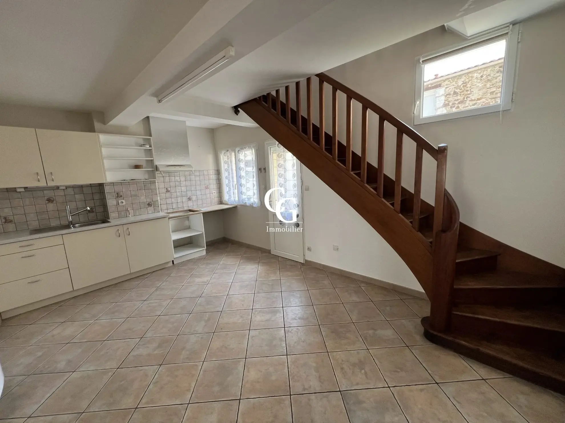 Maison de bourg 4 pièces rénovée à VIEILLEVIGNE avec cour et cave