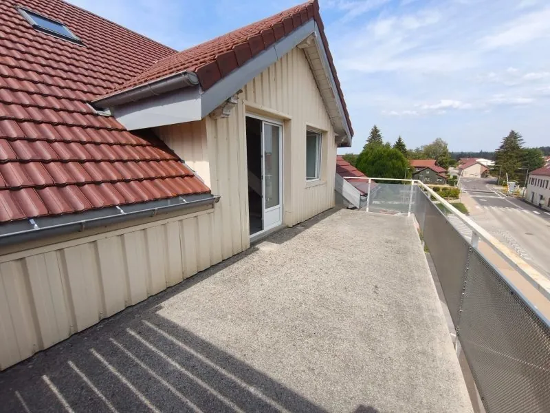 Appartement duplex T3 avec terrasse à Gilley - Convient pour résidence ou investissement