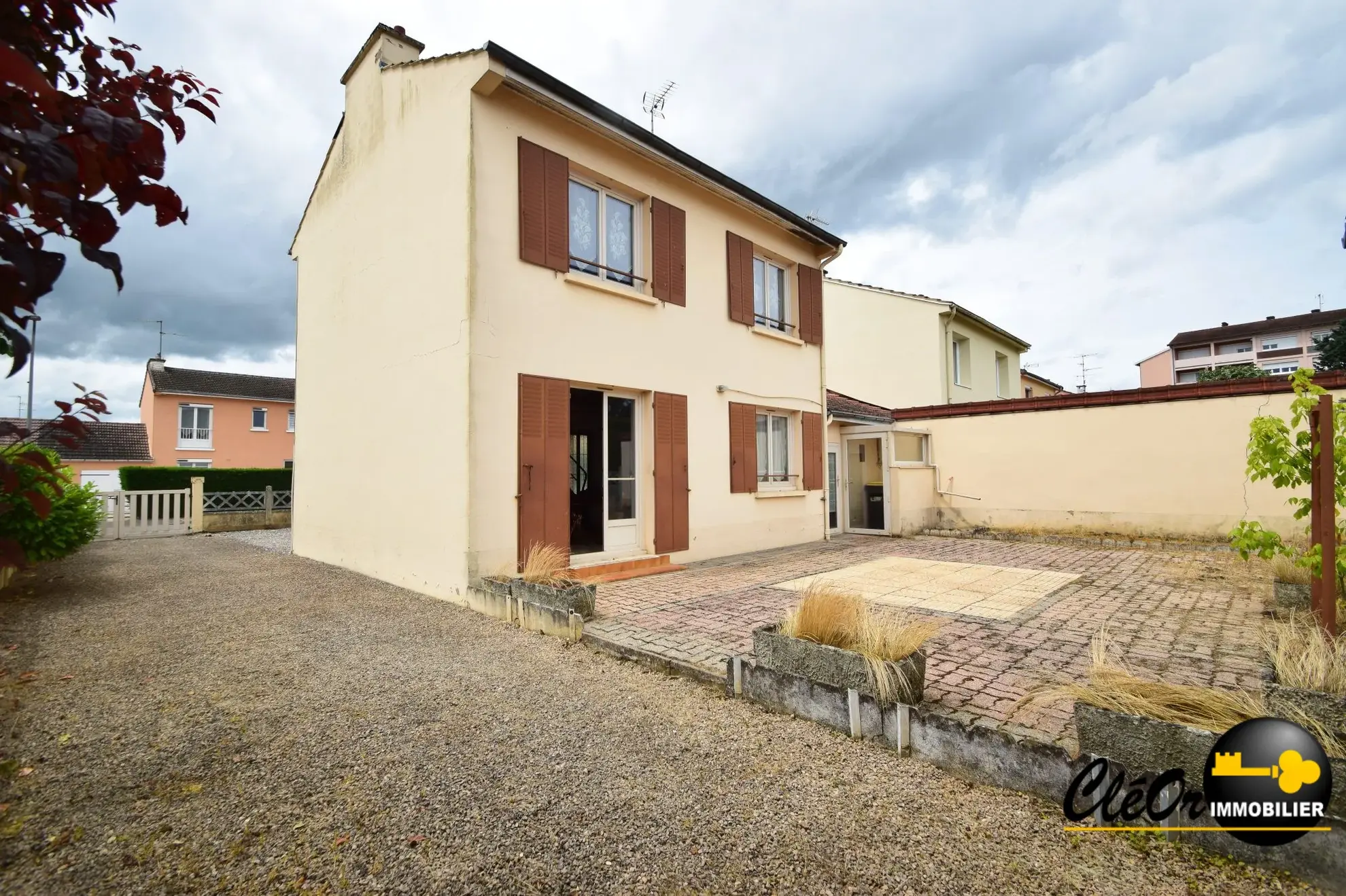 Maison traditionnelle avec jardin à Châtenoy-le-Royal, 3 chambres, potentiel à moderniser
