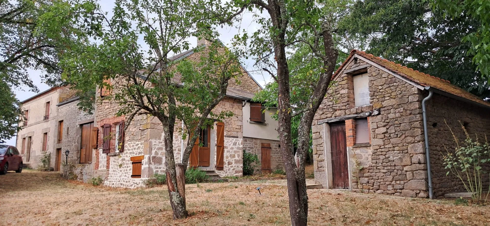 Extérieur 1 Maison de campagne avec 2 chambres et terrain arboré à Clugnat - Creuse