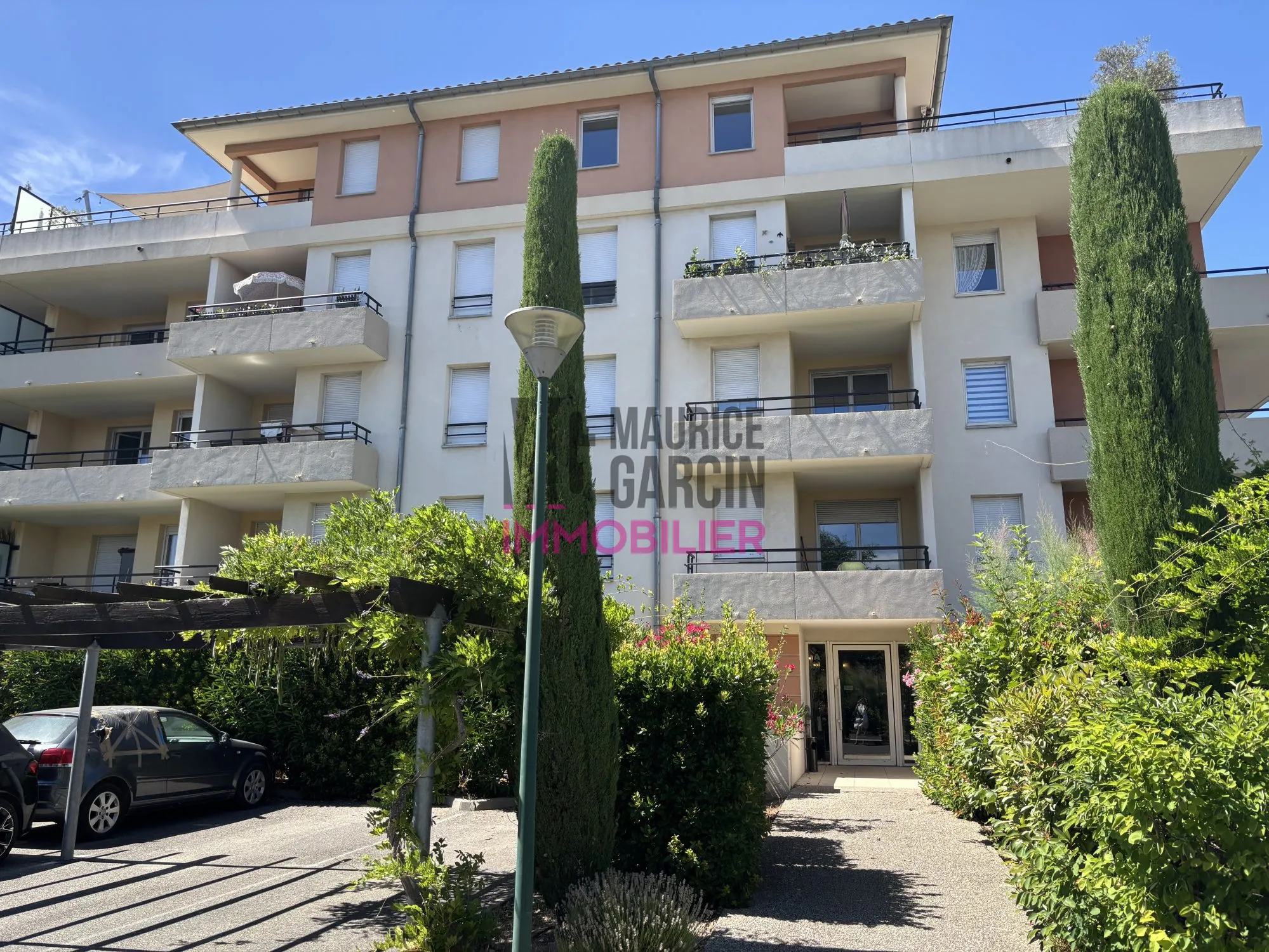 À vendre appartement T2 avec terrasse, piscine et parking à Carpentras