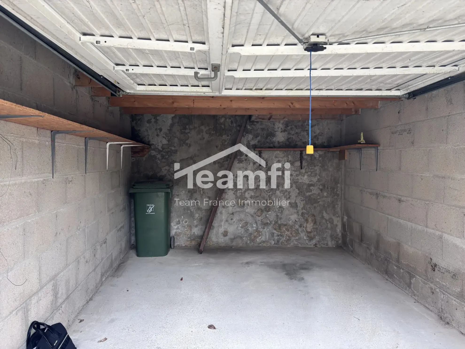 Garage en surface à vendre à Orléans – Spacieux et sécurisé