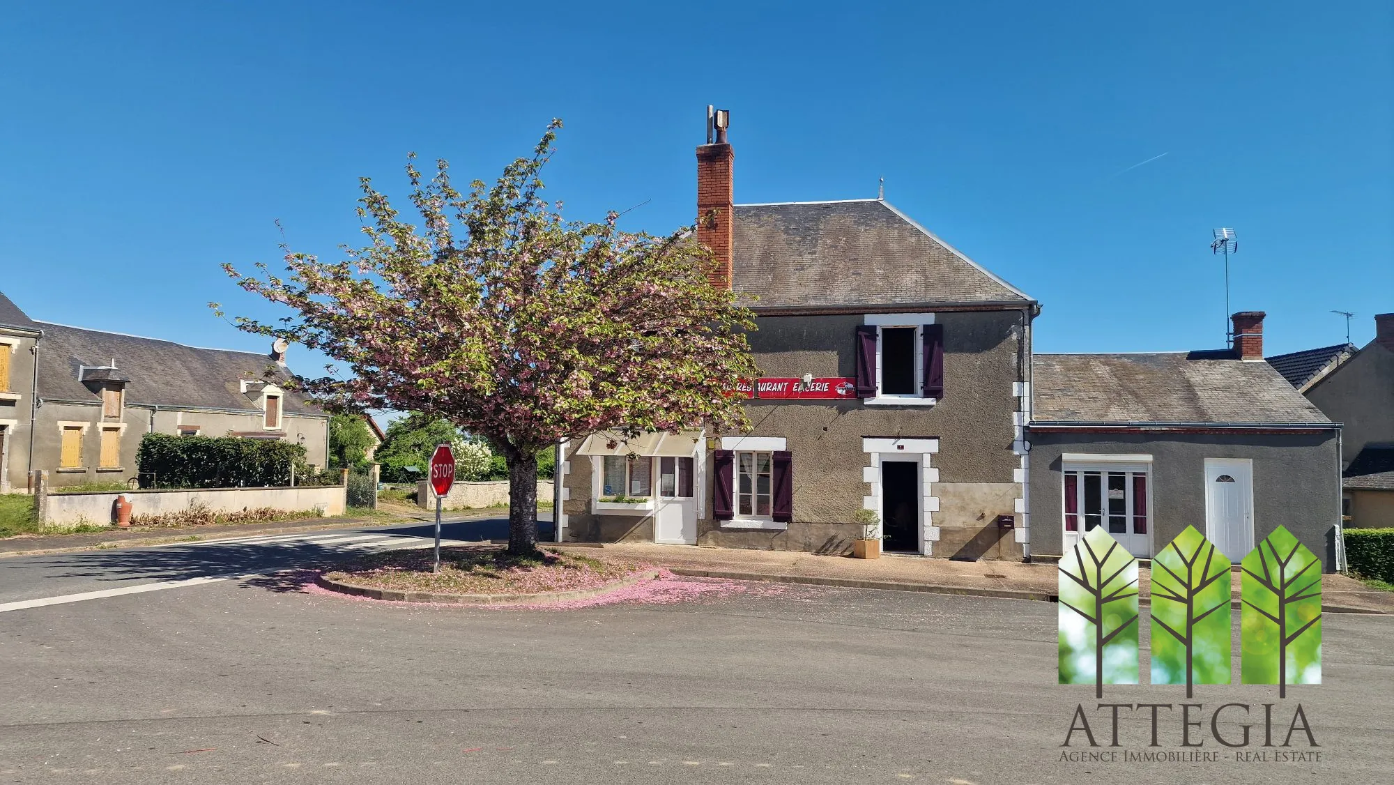 Ancien bar avec potentiel de rénovation à Feusines (36)