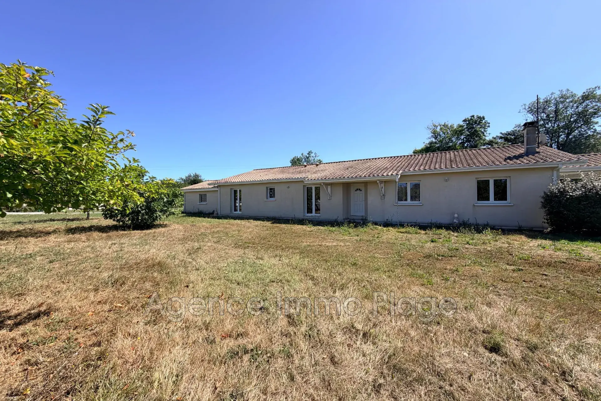 Maison de plain-pied à Civrac-en-Médoc de 137 m² avec terrain arboré