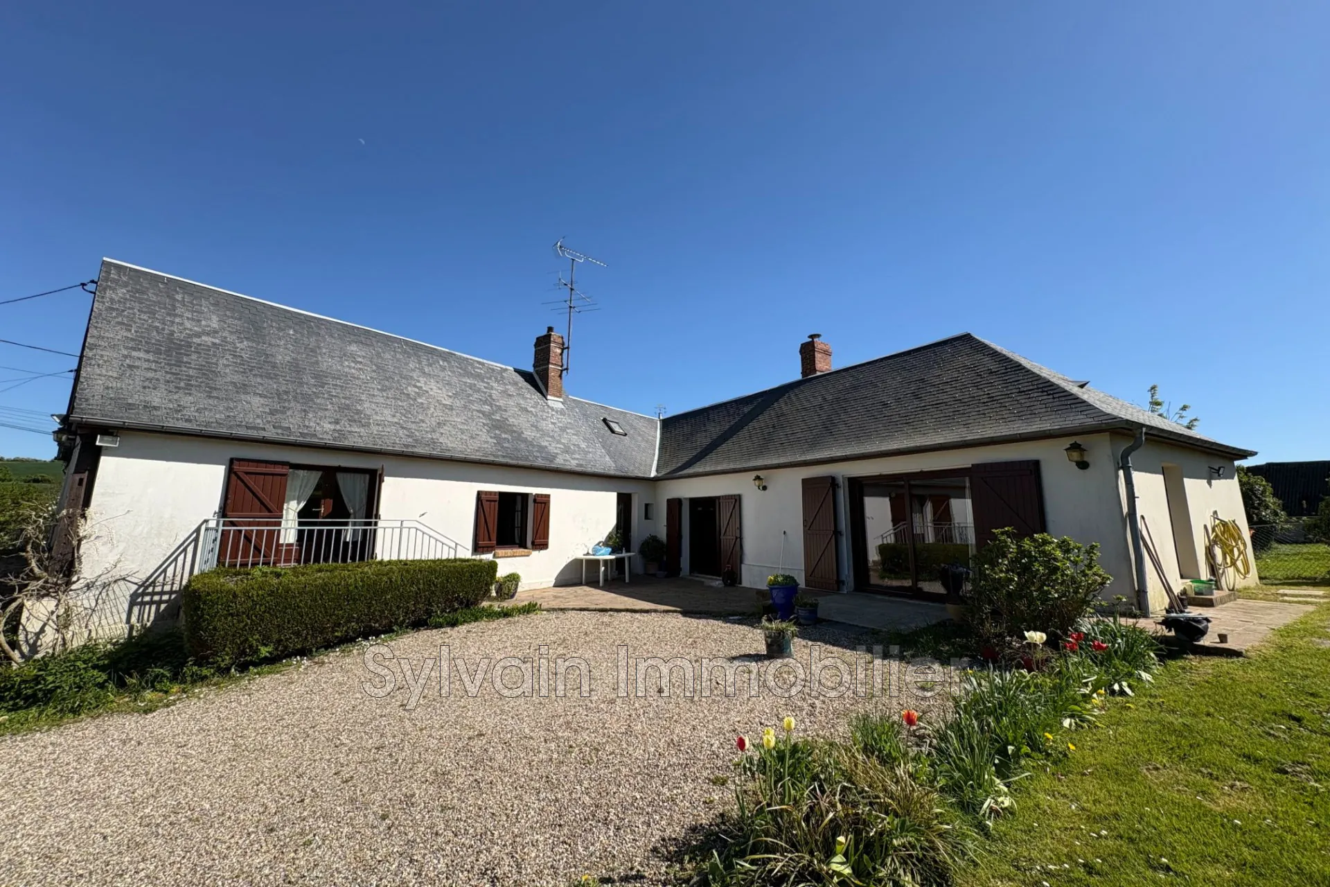 Maison de caractère avec terrain arboré et piscine à Puiseux-en-Bray