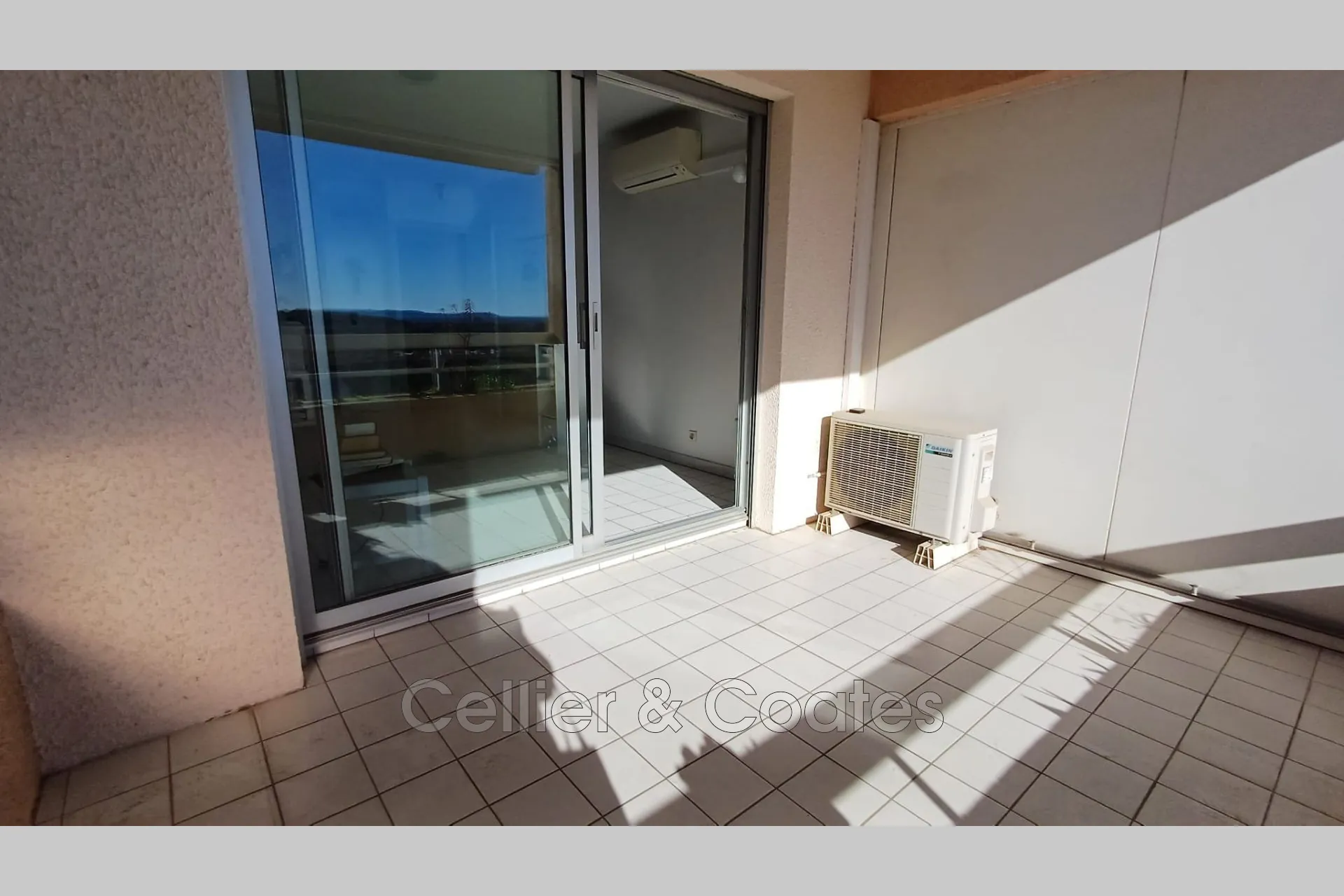 Vente Appartement 3 Pièces à Bormes-les-Mimosas avec Terrasse et Potentiel