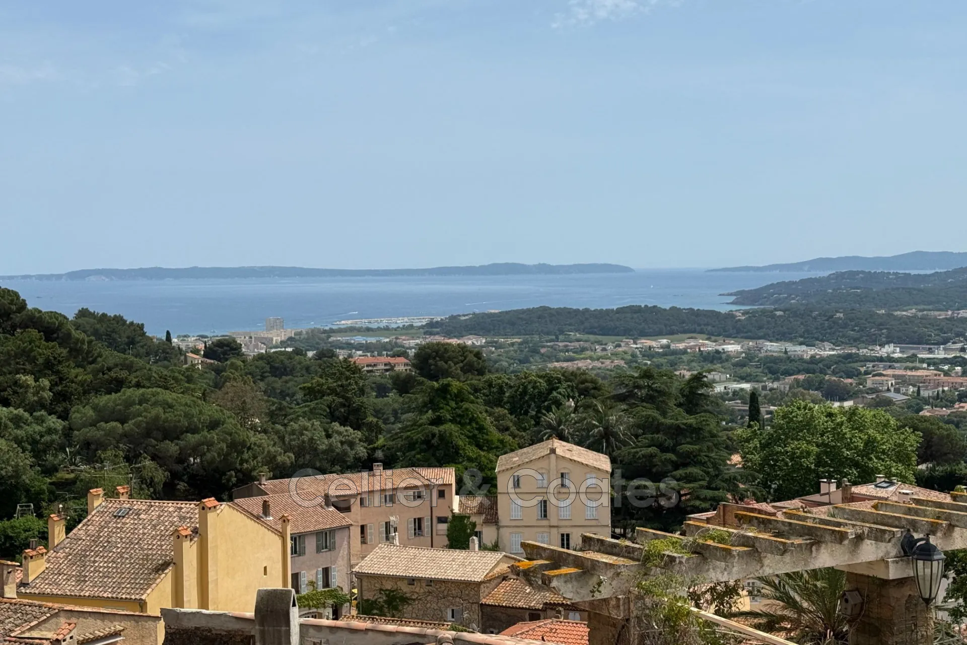 Appartement à vendre à Bormes-les-Mimosas avec vue mer, à rénover
