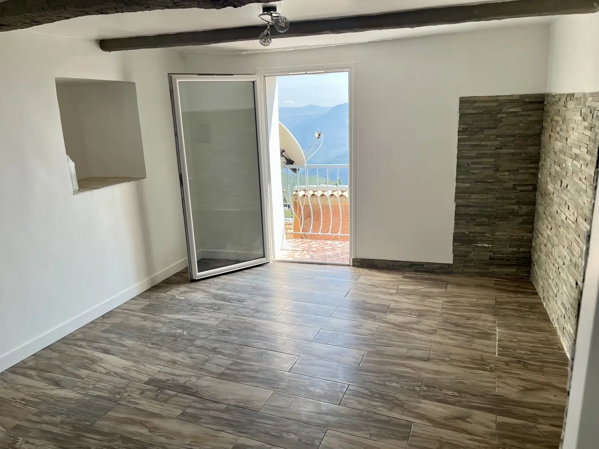 Maison de village rénovée avec balcons à Toudon, vue dégagée