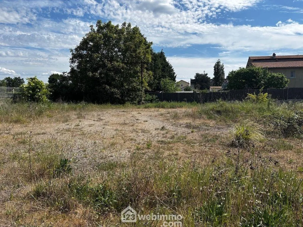 Terrain à bâtir spacieux de 1333 m² à Montmorillon, idéal pour votre construction