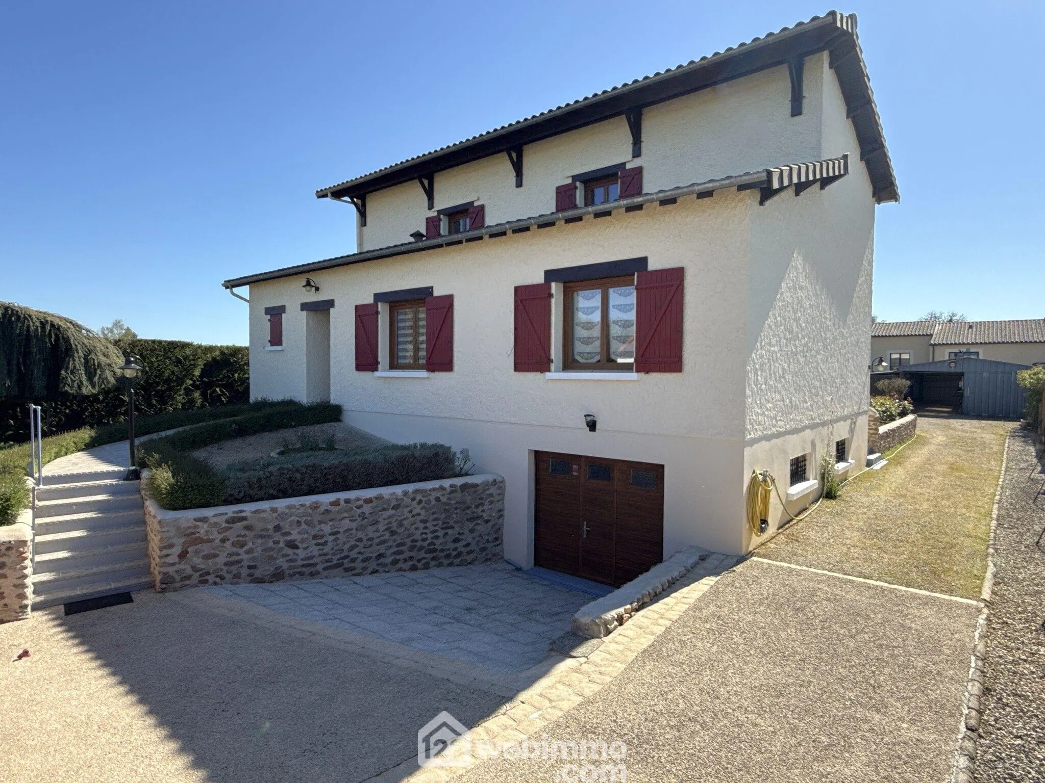 Maison de plain-pied à Jardres, 117 m² avec piscine et terrain clos près de Poitiers