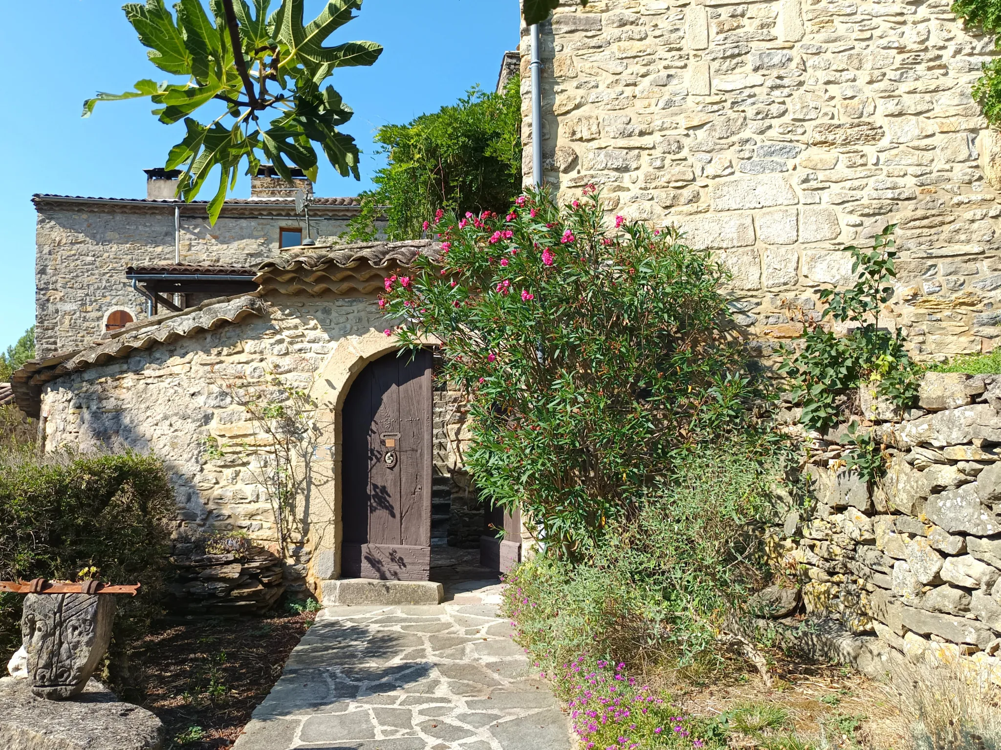 Charmante maison ardéchoise avec terrain paysagé et vue montagne à Vesseaux