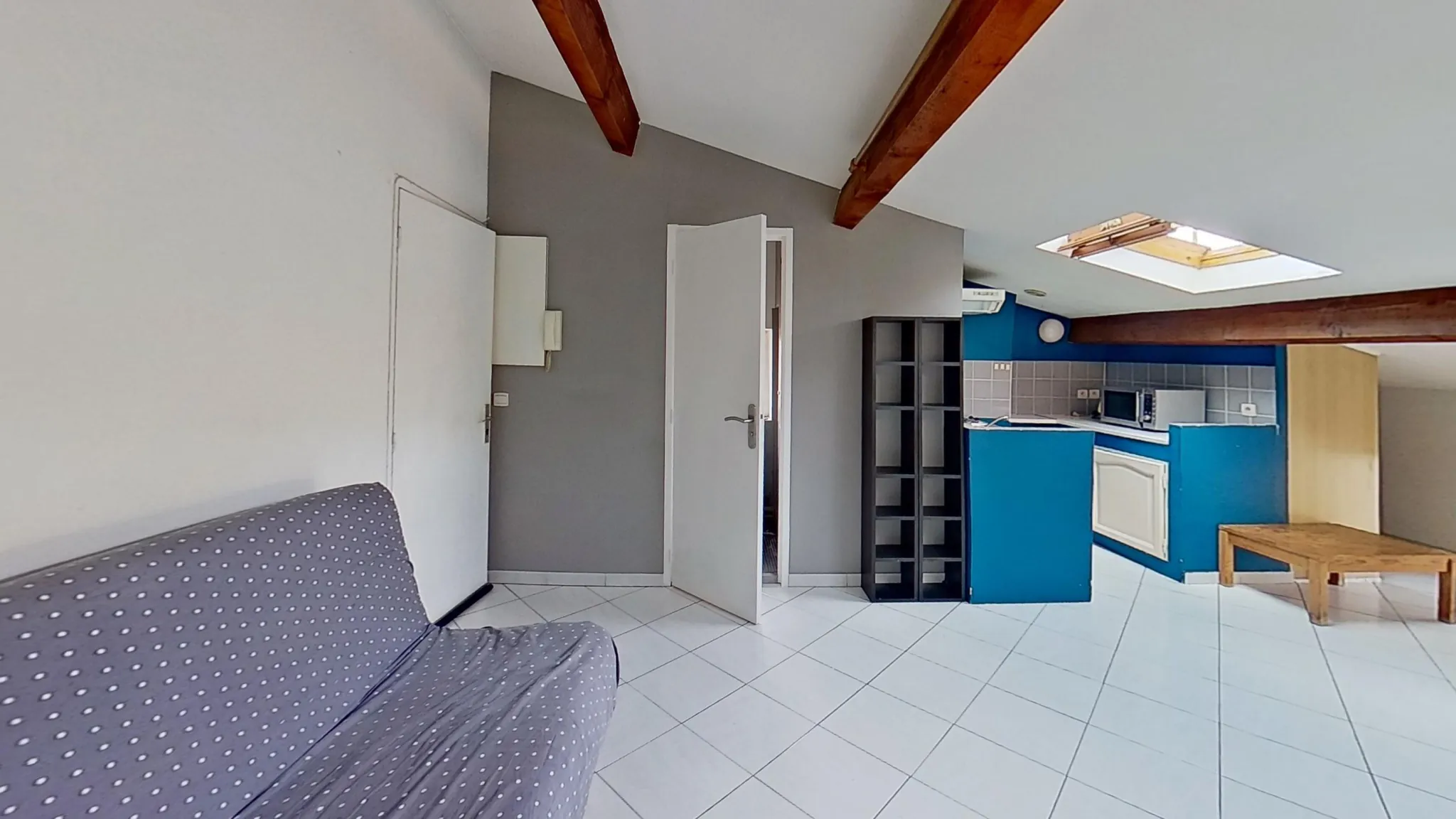 Studio à vendre au dernier étage dans le centre historique de Fréjus