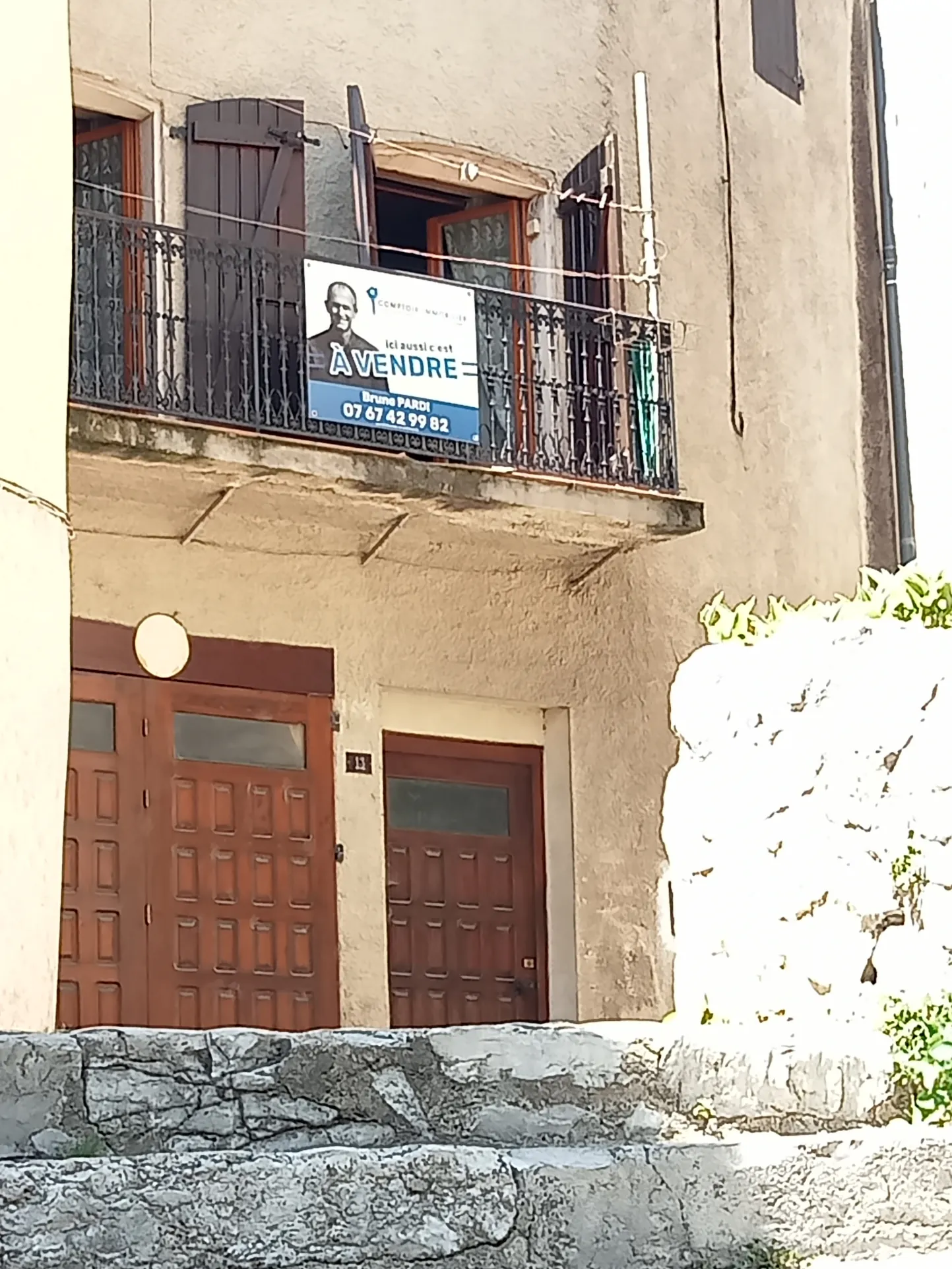 Maison de village à vendre en Ardèche avec garage et potentiel de rénovation