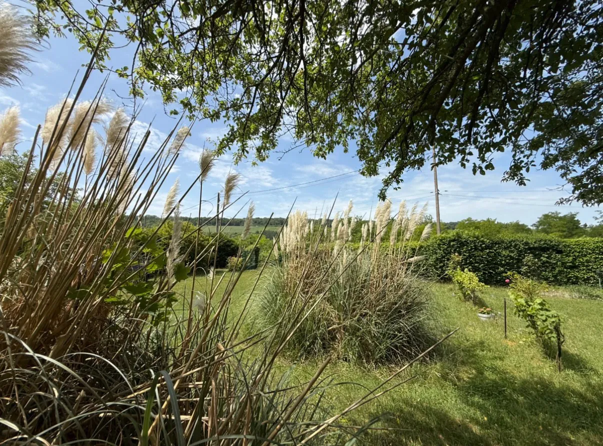 Maison de plain-pied isolée avec grand jardin, proche gare, environnement calme dans la Seine-et-Marne