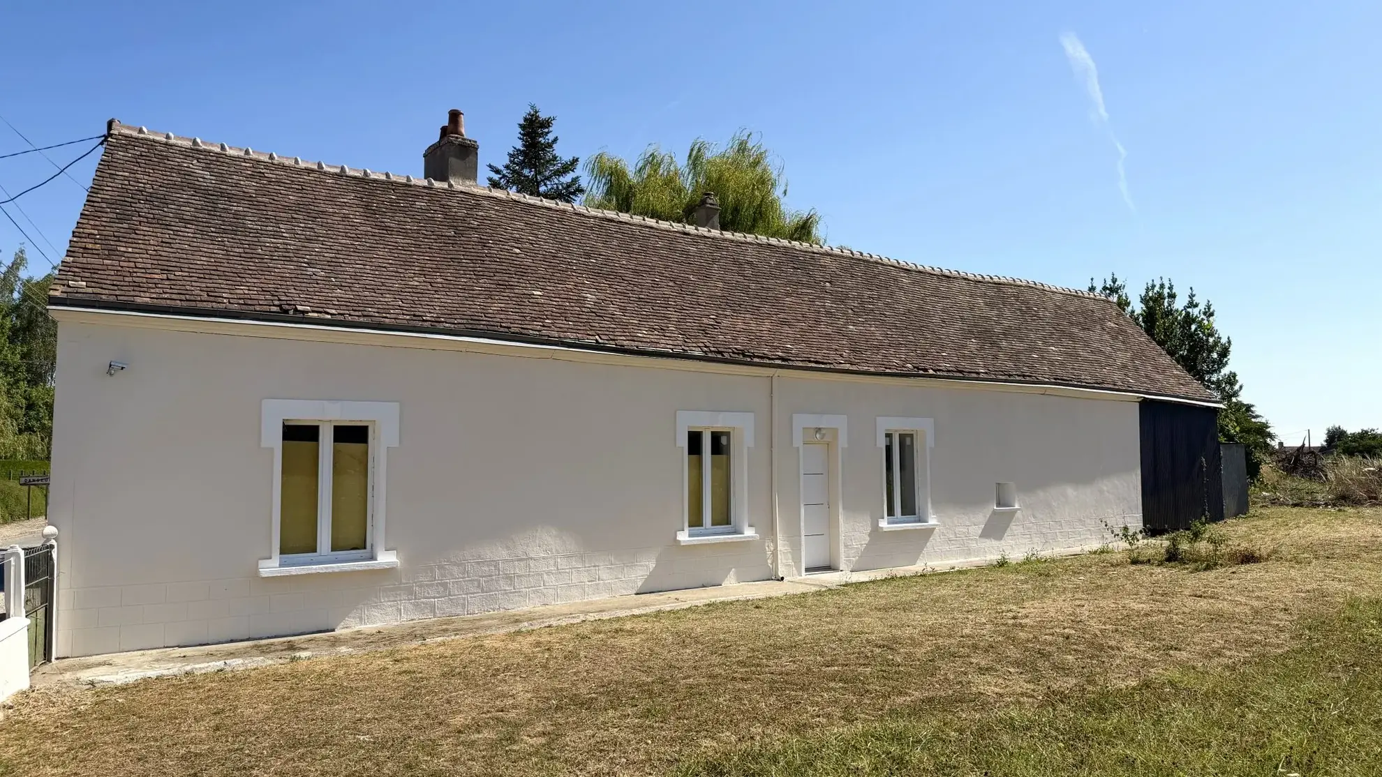 Façade Longère rénovée de 70 m² à Dangeul avec dépendances et parcelle de 5860 m²