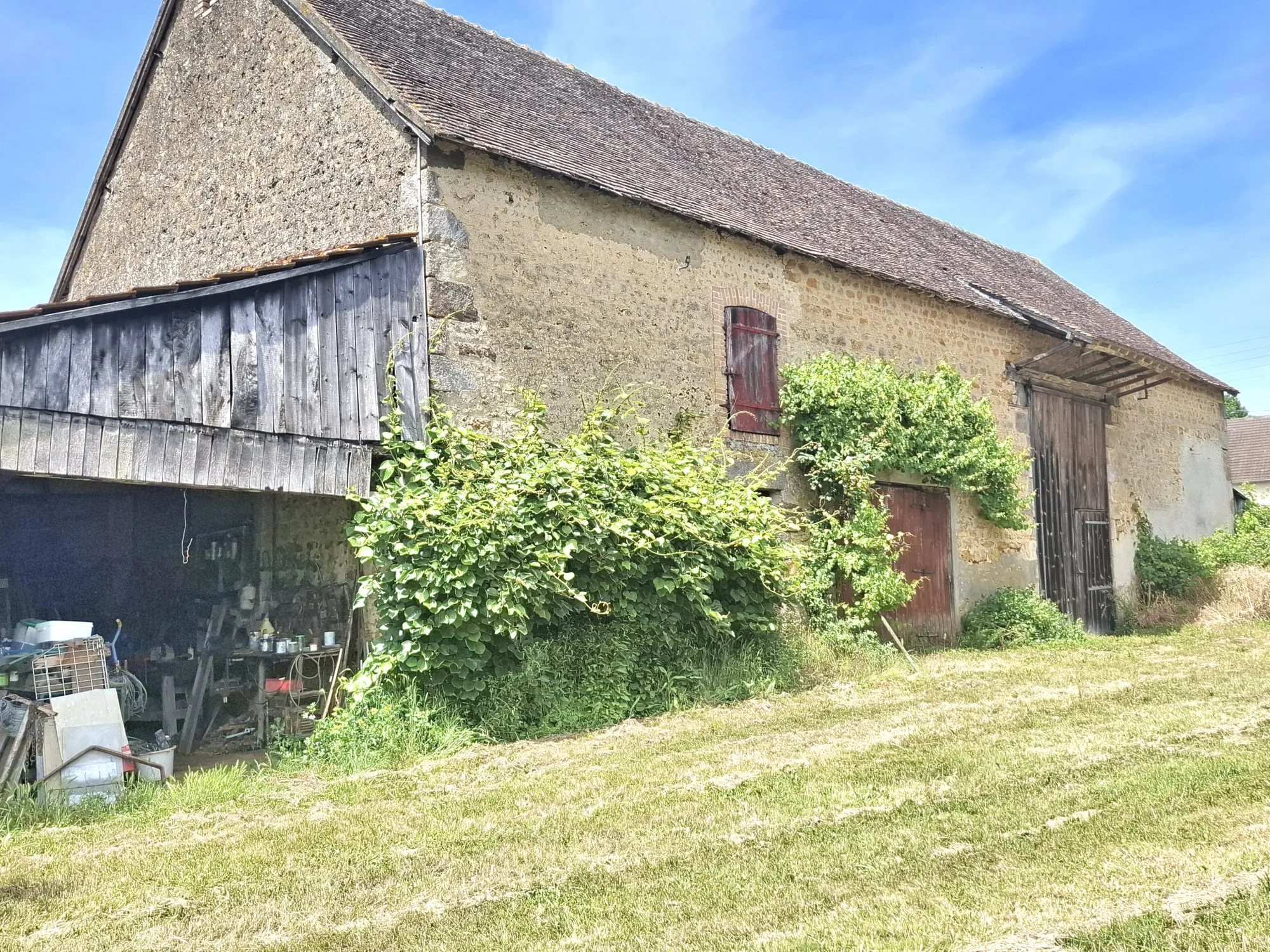 Maison de campagne avec terrain, dépendances et potentiel à Juillé