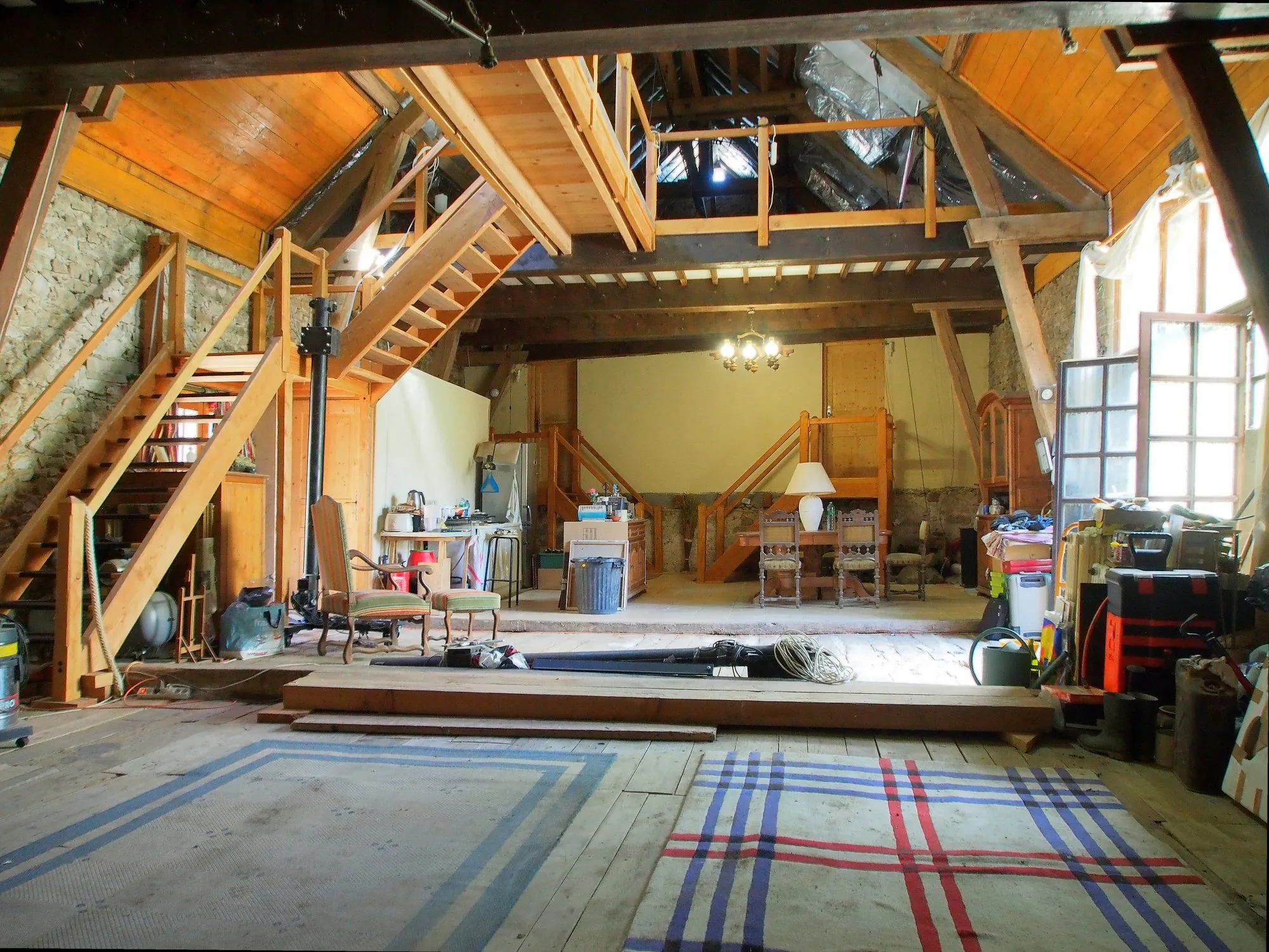 Ancienne ferme-ecurie rénovée avec jardin en Auvergne, idéal pour ressourcement et activités extérieures