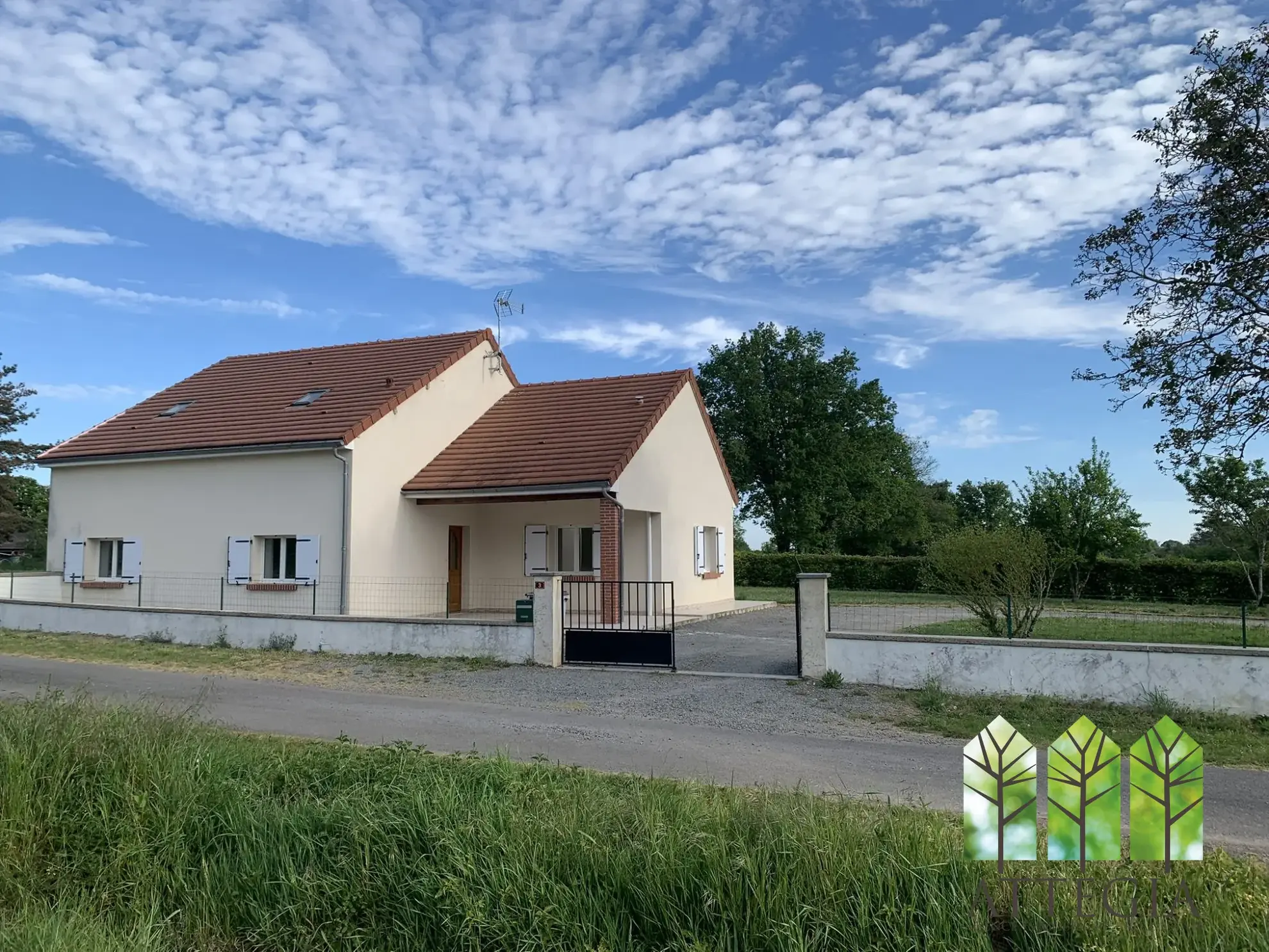 Maison moderne de 3 chambres avec jardin clos, hangar et terrain à Feusines