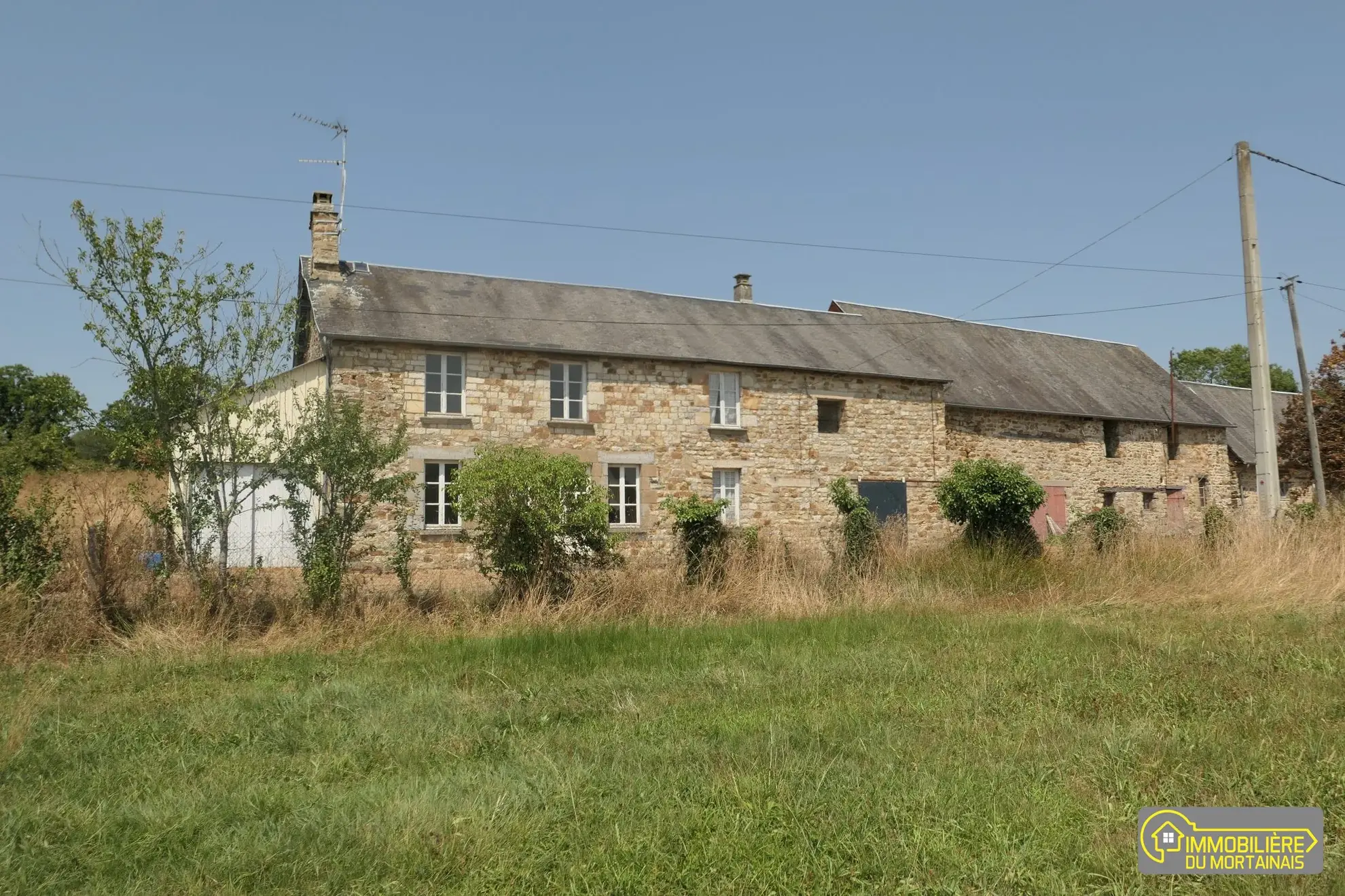 Maison ancienne à rénover avec dépendances et terrain à Barenton