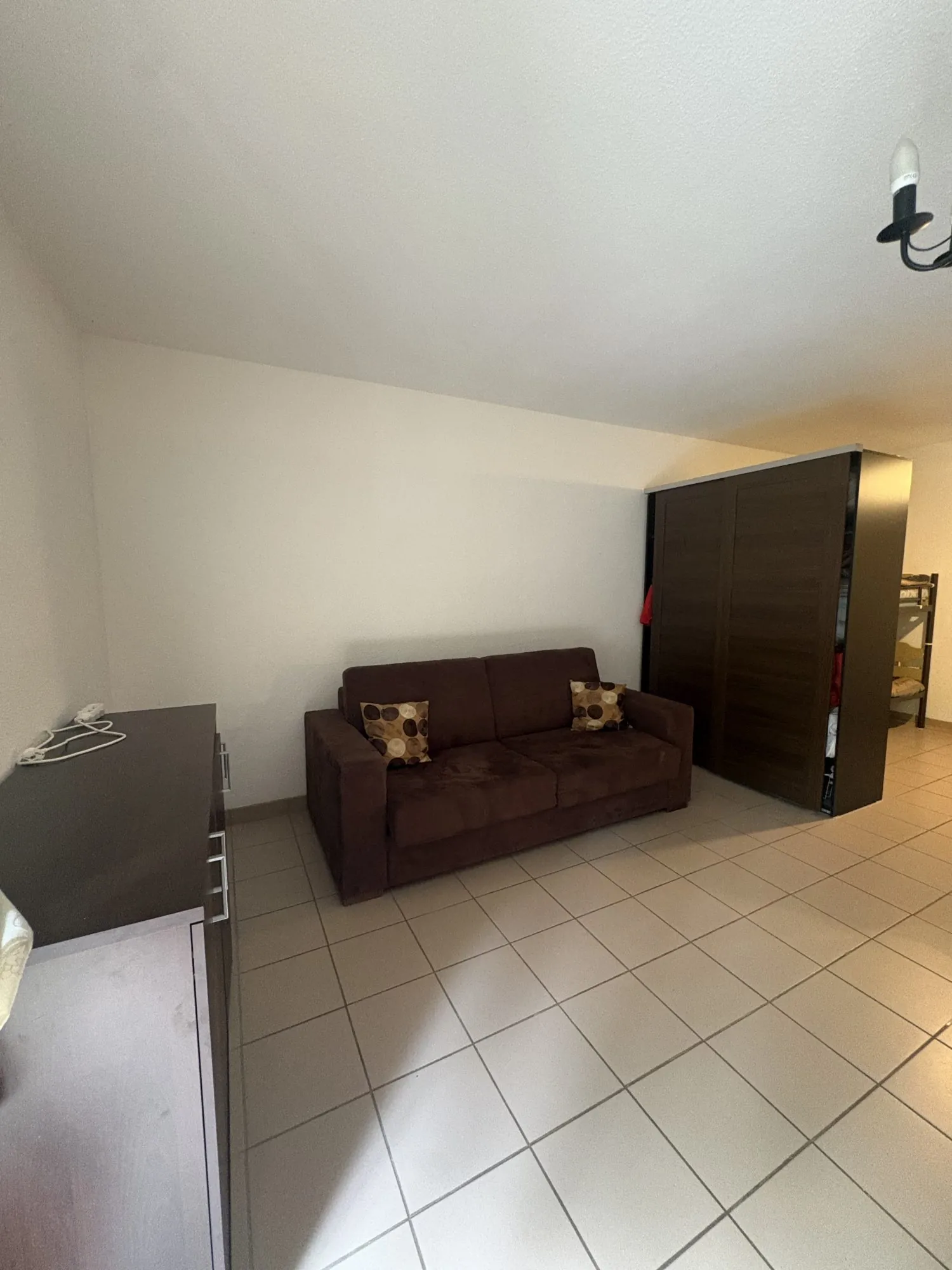 Pièce à vivre Studio à vendre à Montclar avec balcon et cave, proche du Lac de Serre-Ponçon