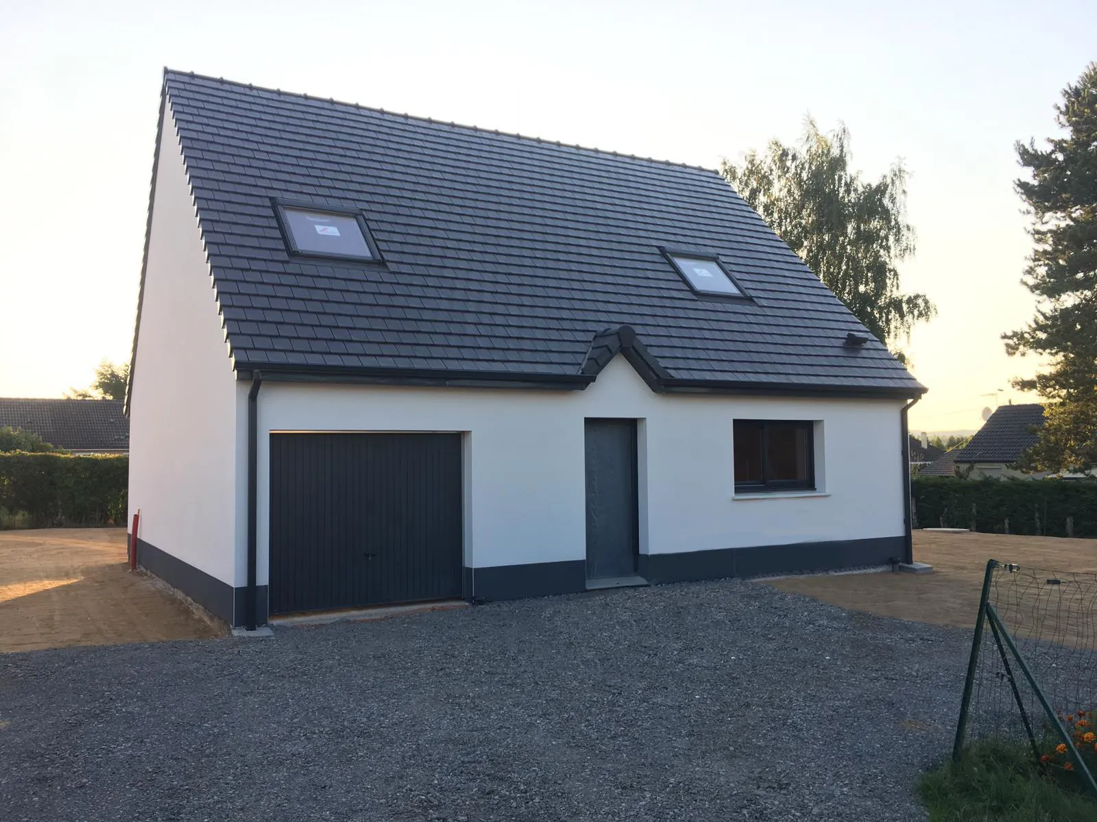 Maison à vendre à Doudeville avec 3 chambres, garage et luminosité optimale