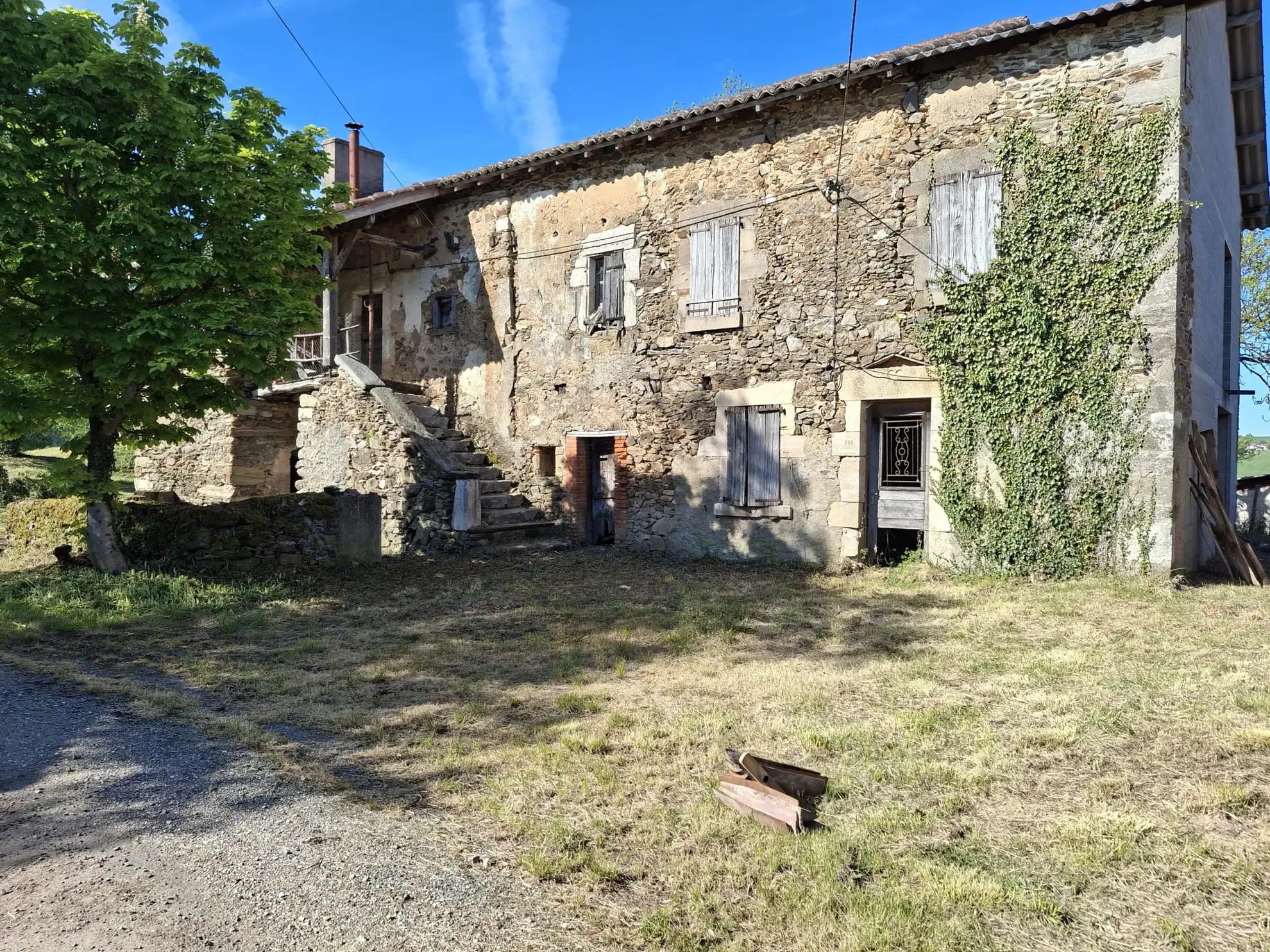 Ferme historique à rénover avec grand potentiel et vue sur la campagne, proche Maurs