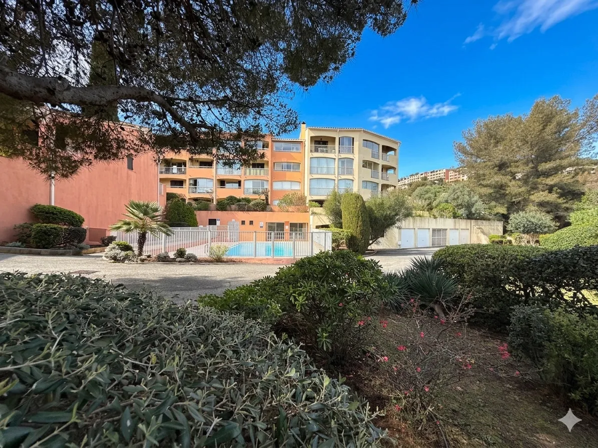 A vendre appartement duplex 42 m2 avec terrasse et piscine au Dramont Saint-Raphaël