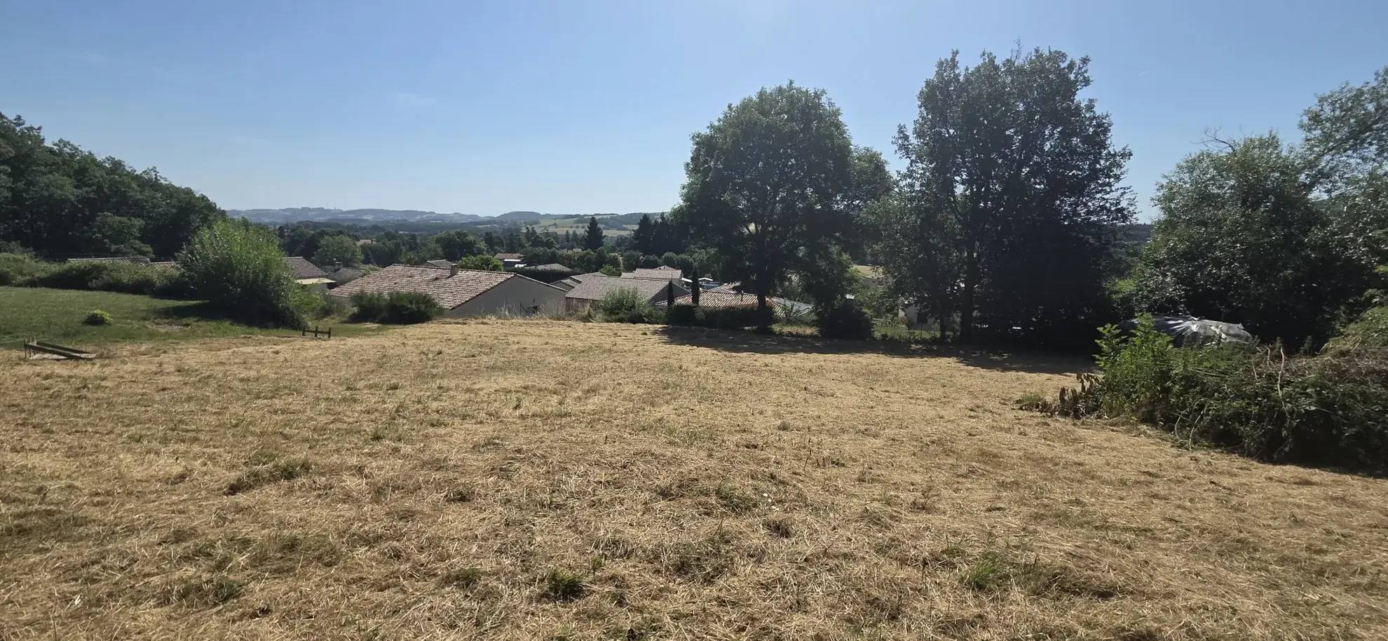 Terrain constructible avec vue à Alboussière - Opportunité rare en position dominante