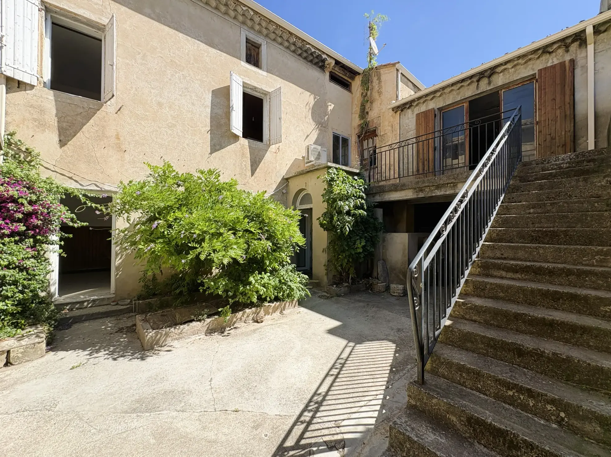 Maison de village à rénover avec grand potentiel à Laudun-l'Ardoise
