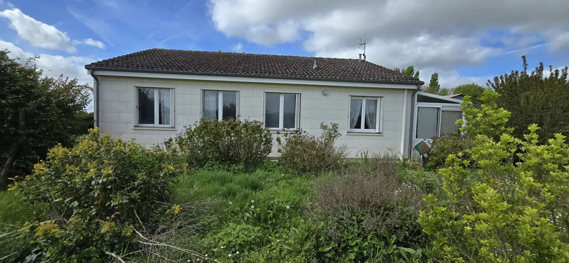 Maison de plain-pied avec grand terrain et hangar à Oucques-la-Nouvelle