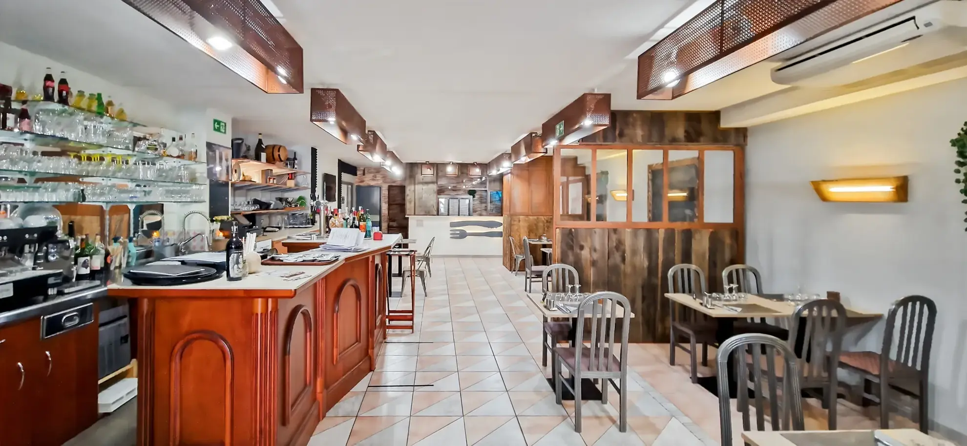 A vendre restaurant avec Licence IV au centre de Mirande - Opportunité d'investissement