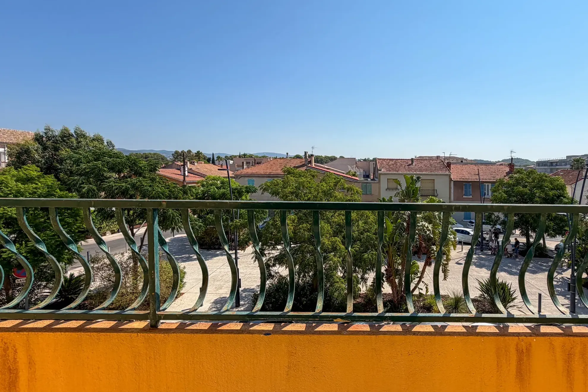 Bel appartement T3 avec balcon et cave à La Londe les Maures