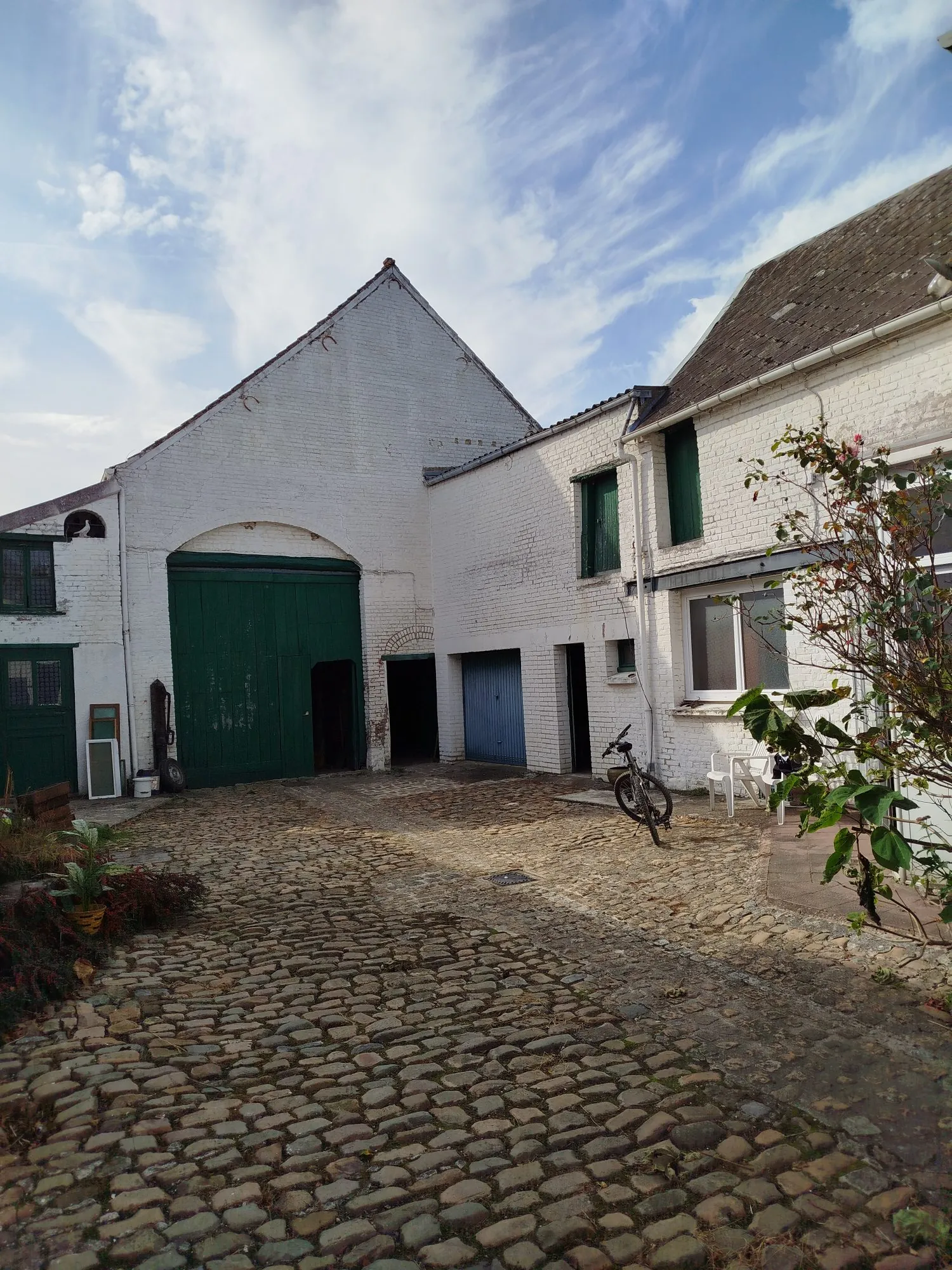 Ensemble immobilier à vendre à Quarouble avec maison, grange et terrain constructible