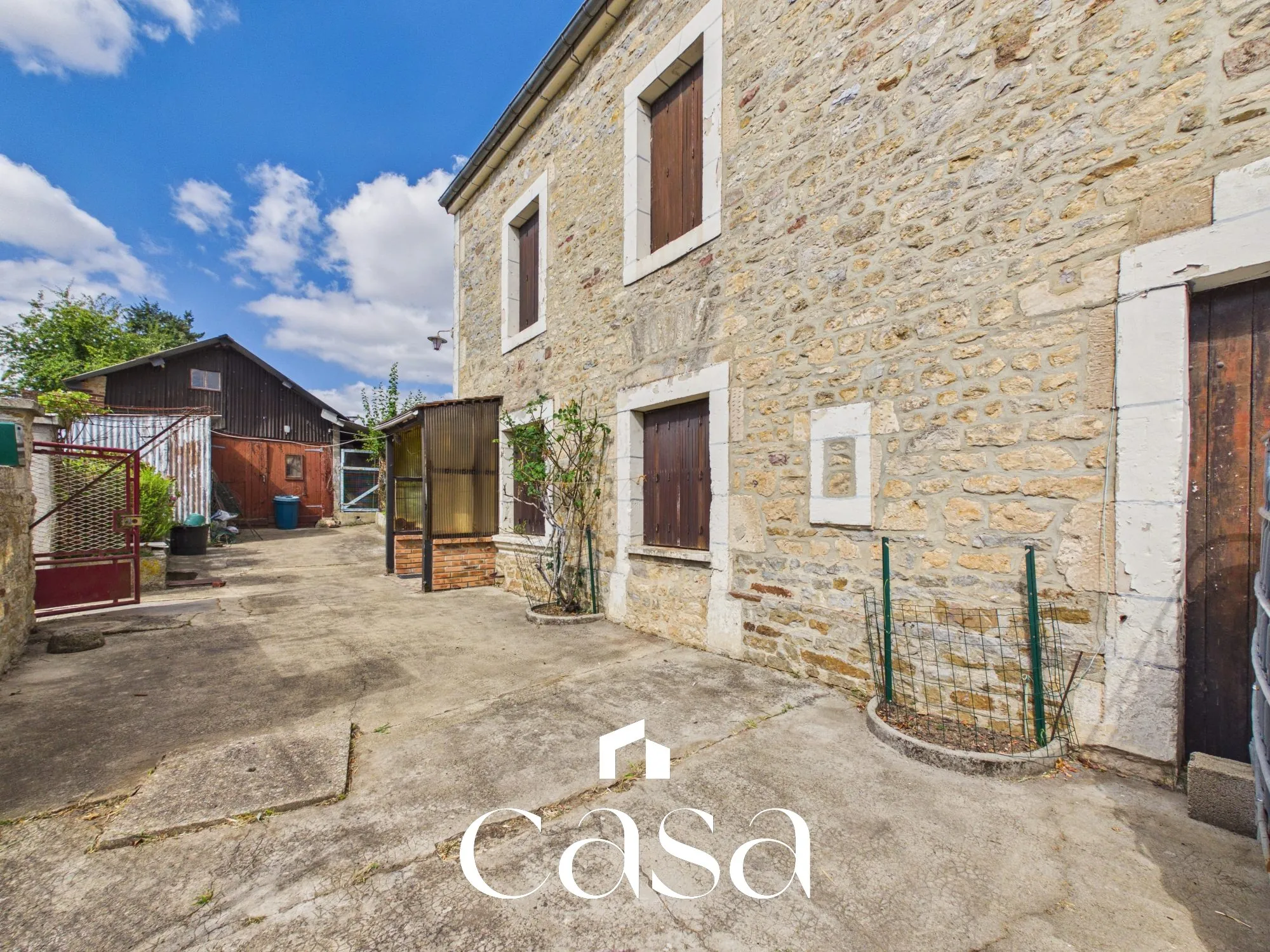 Maison en pierre à rénover de 87 m² à Falaise avec garage et dépendance