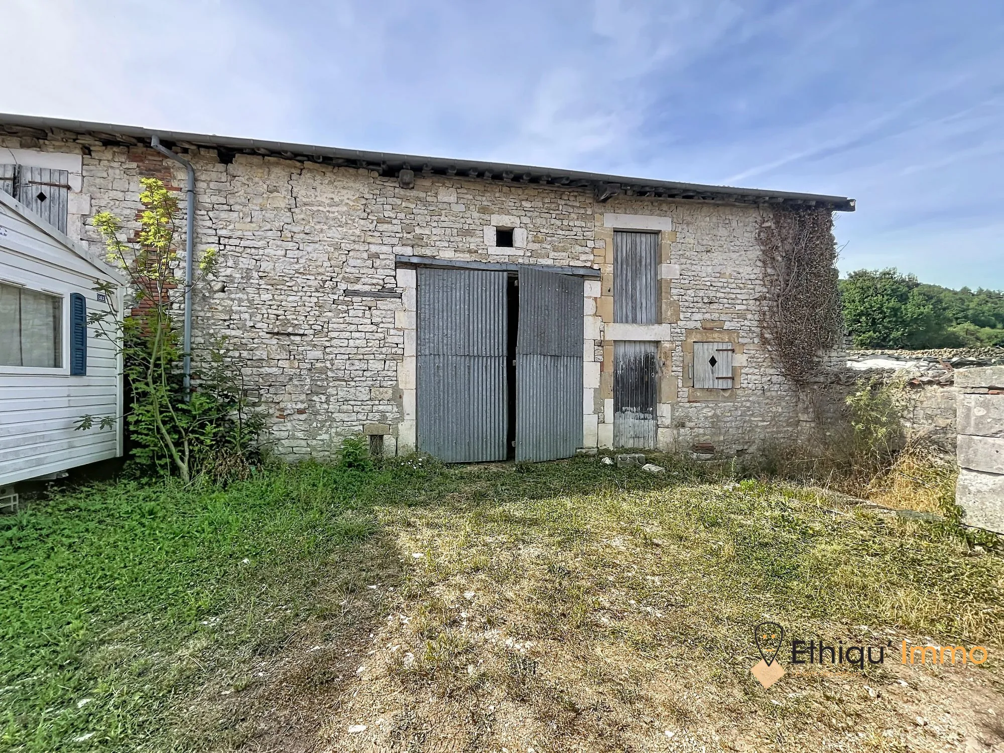 Grande grange à rénover avec terrain arboré à Guindrecourt-sur-Blaise