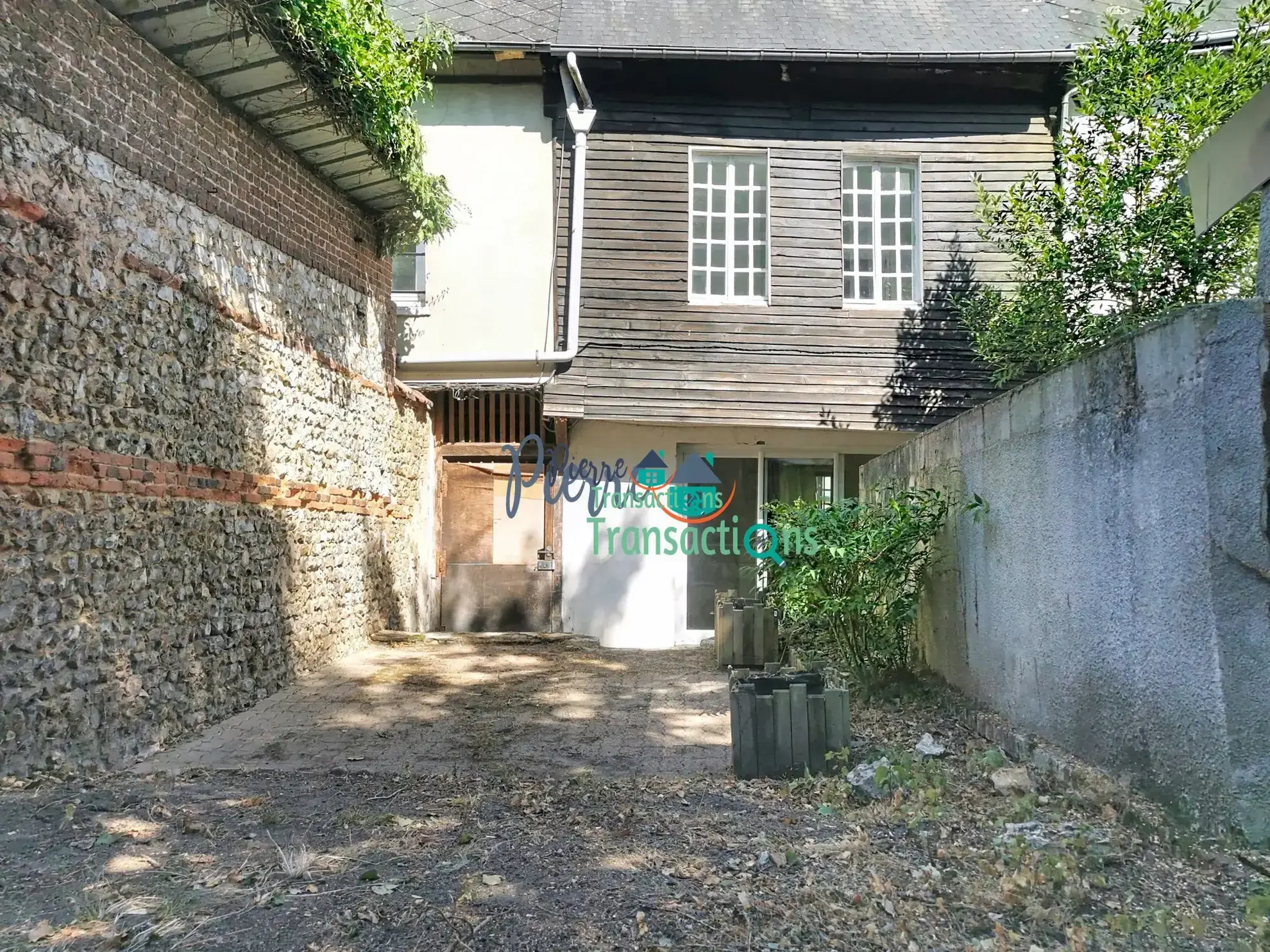 Maison de ville à Bolbec avec jardin et travaux possibles