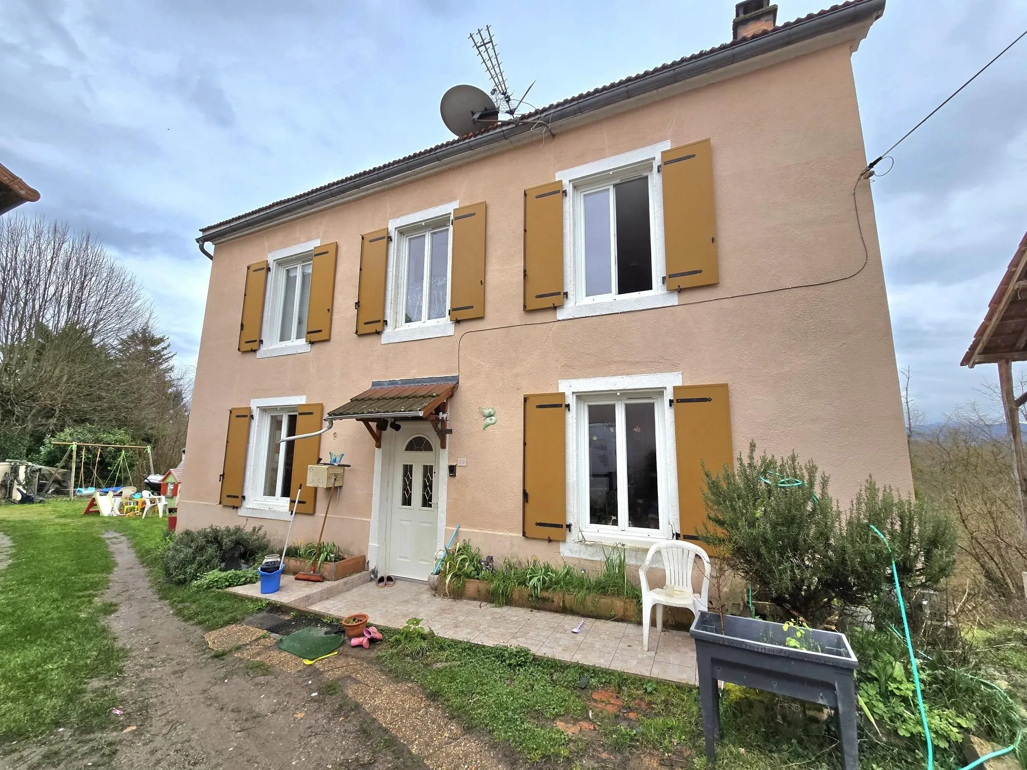 Charmante maison de 100 m² avec terrain de 1640 m² à Limons