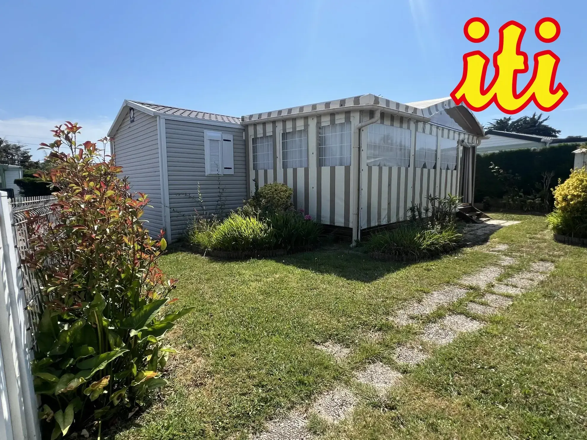 Mobil-home avec terrasse couverte, piscine et proximité plage à Les Sables-d'Olonne