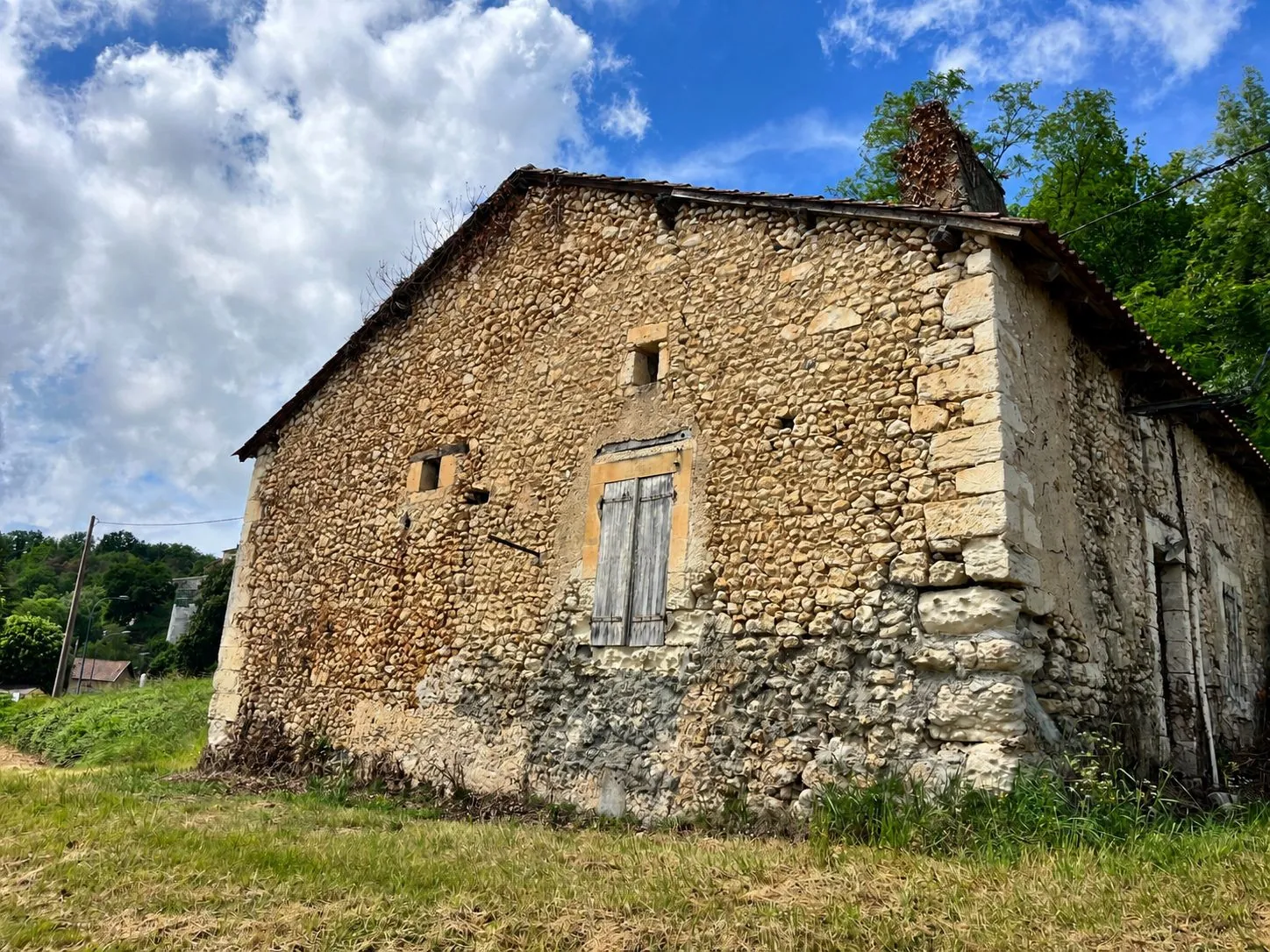 Maison en pierre à rénover proche de Saint-Astier avec potentiel de 4 pièces