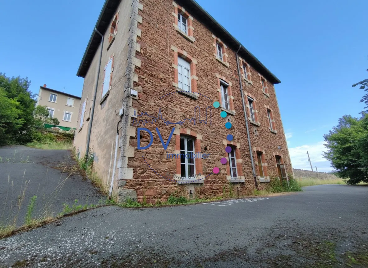 Ancienne école en pierre à vendre avec fort potentiel à Saint-Just-d'Avray