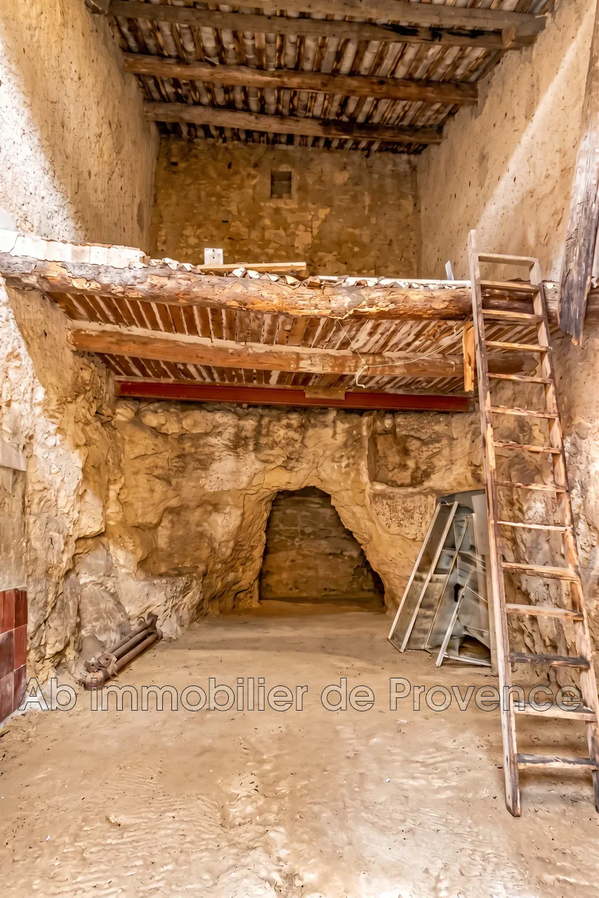 Garage en pierre avec potentiel de rénovation à Rognes - Opportunité rare