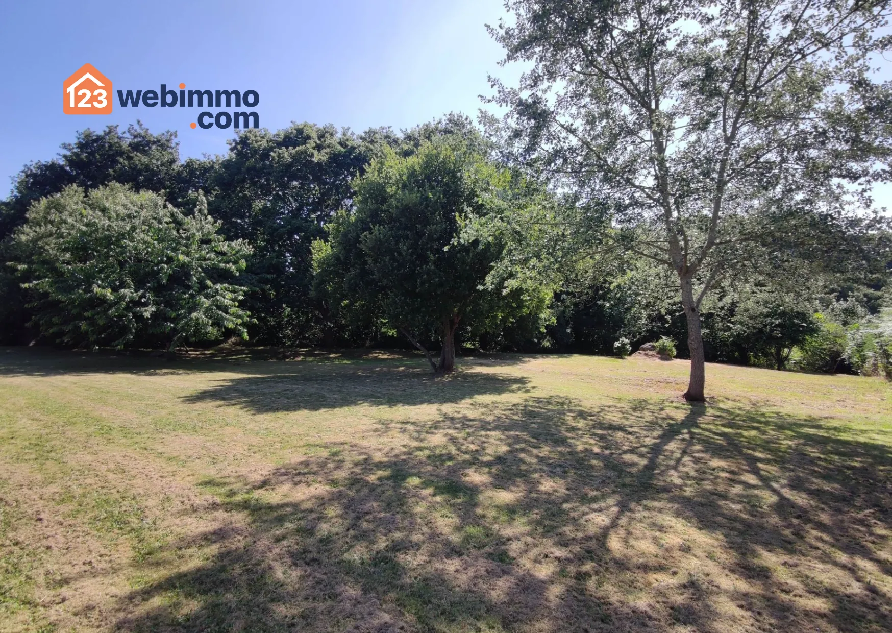 Terrain constructible de 1091m² à Tredrez-Locquemeau, proche mer