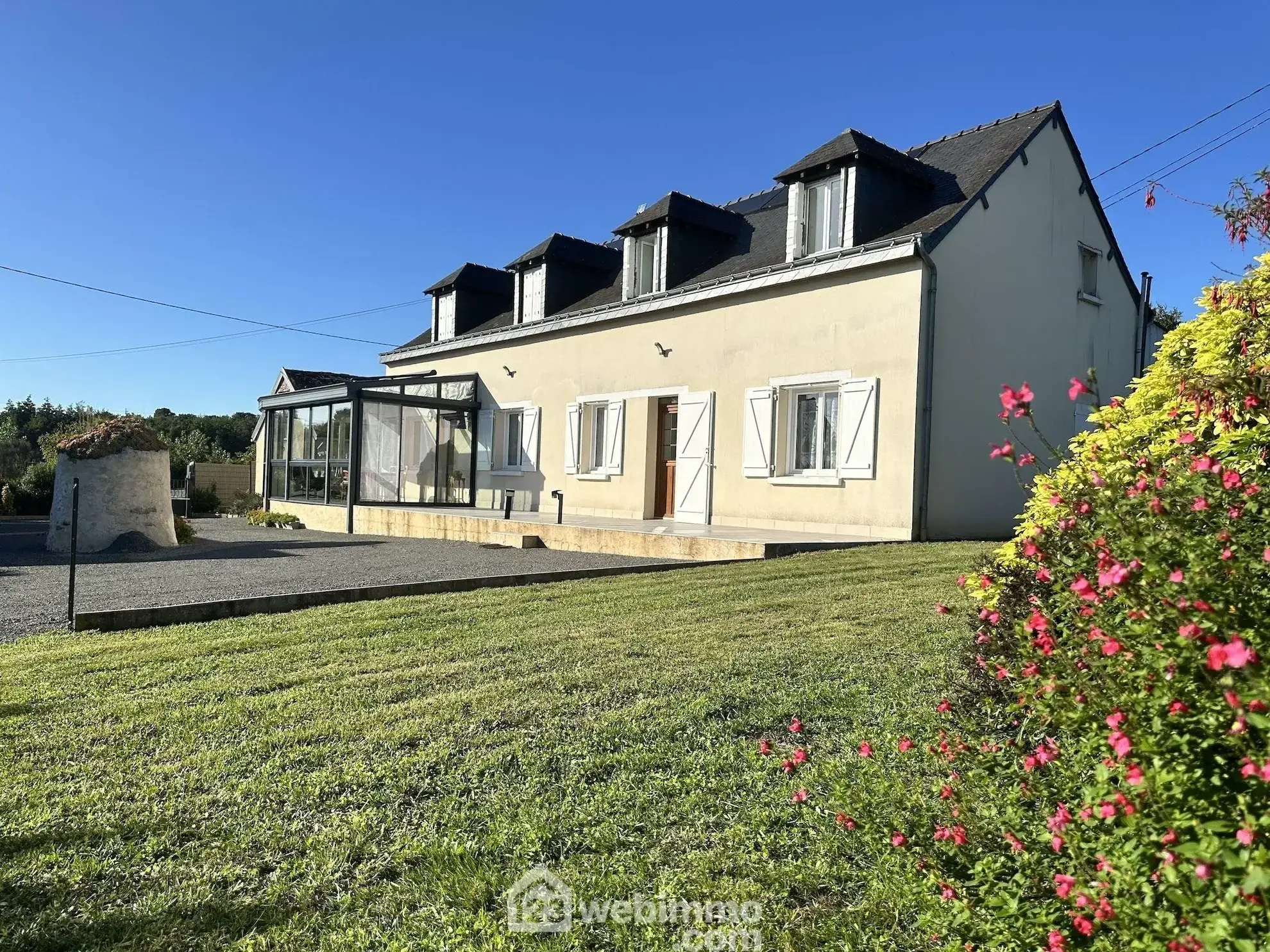 Belle maison rénovée à Mouliherne avec dépendances et panneaux solaires