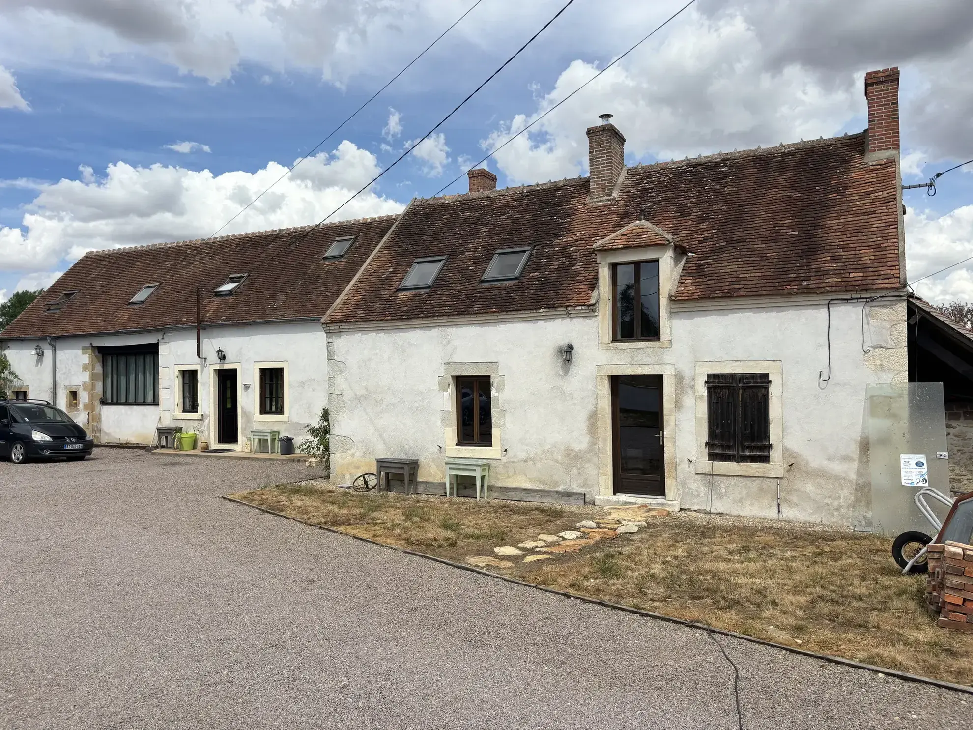 Magnifique ferme spacieuse avec gîte et grand terrain à Maisonnais
