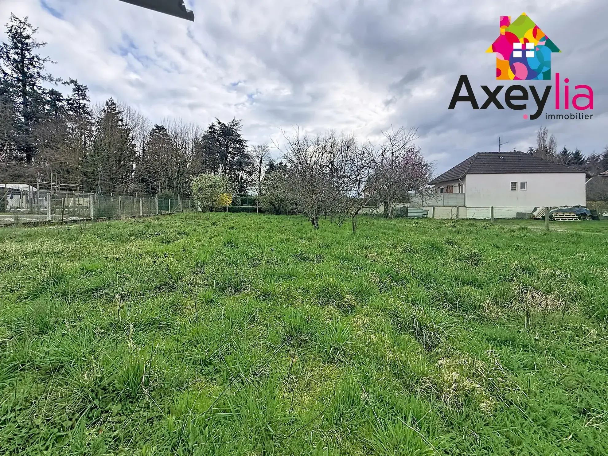 Terrain constructible de 750 m² à Saint-Martin-d'Estréaux, proche commodités