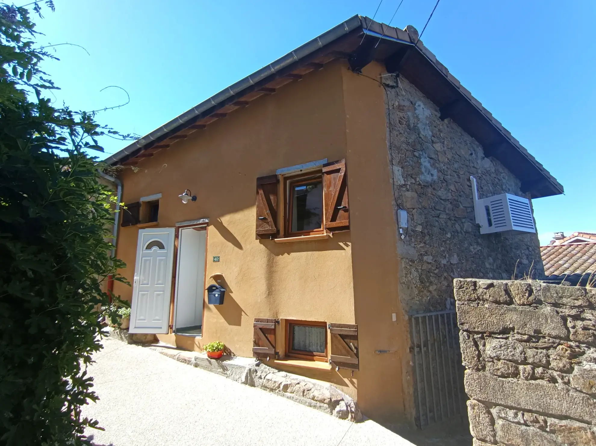Maison en pierre rénovée avec terrasse et terrain non attenant à Chirols en Ardèche