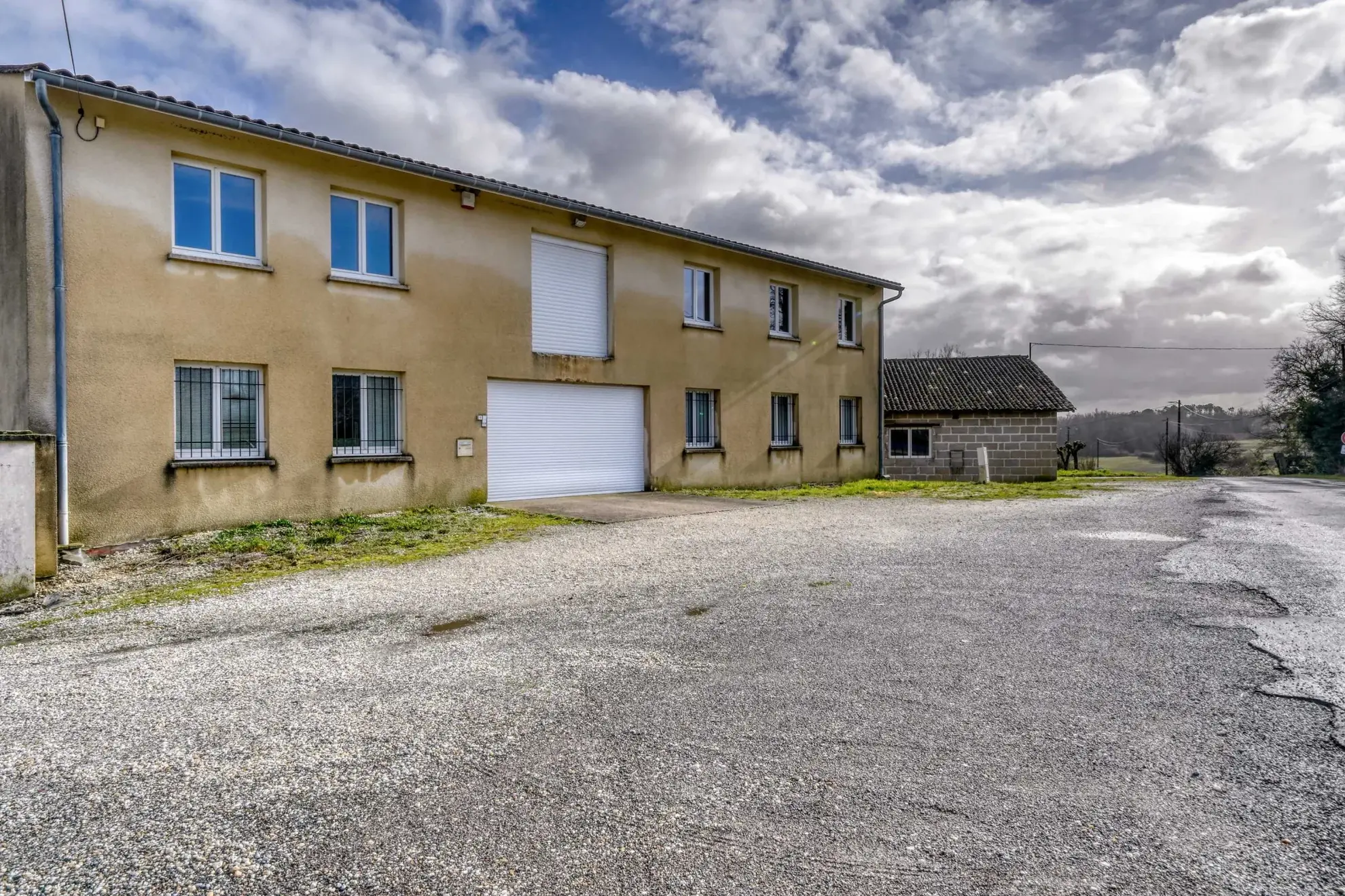 Bâtiment de 600 m² à Maransin avec grand potentiel sur terrain de 1000 m²