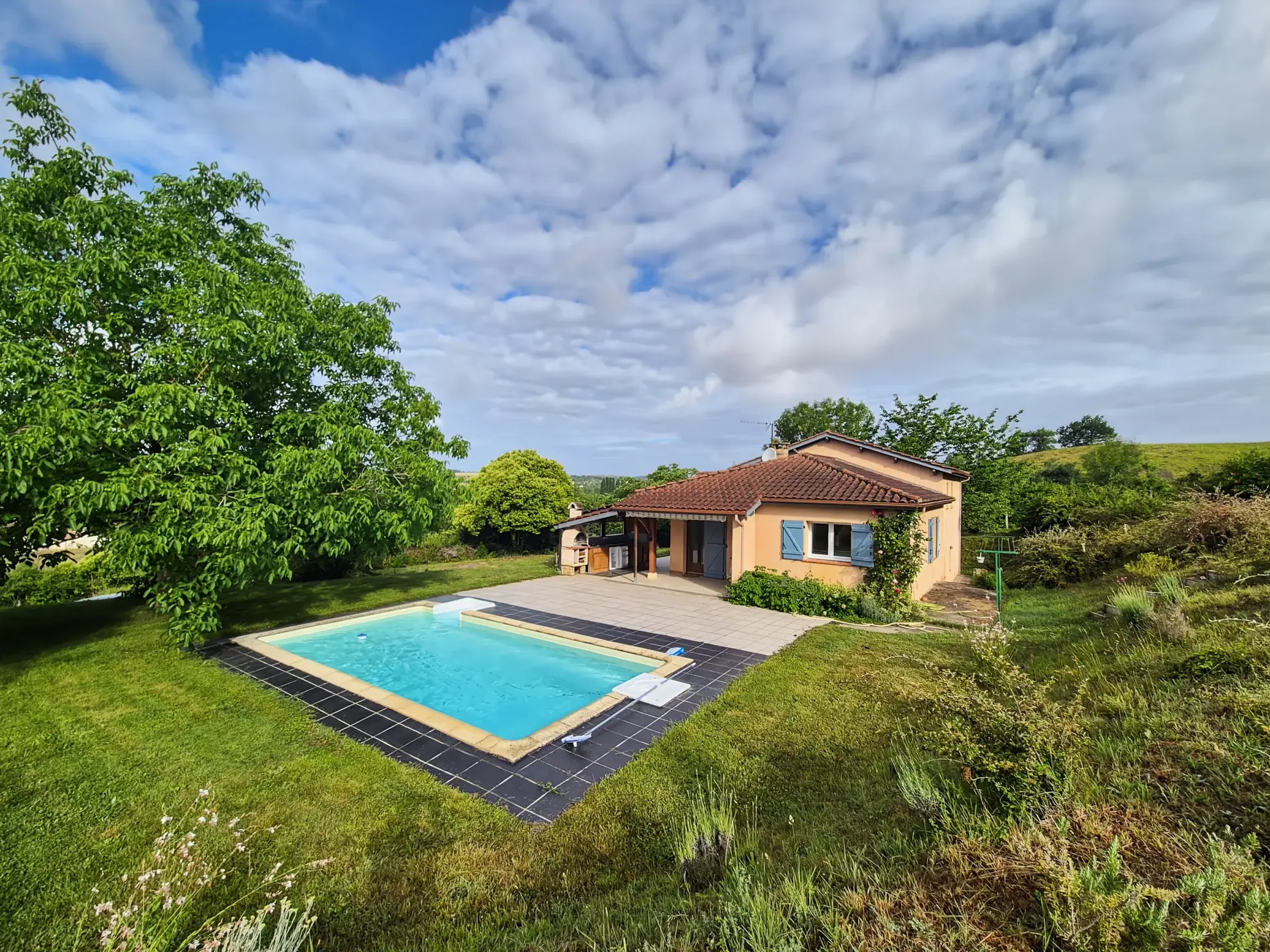 Charmante maison T5 avec piscine et vue Pyrénées à Pavie