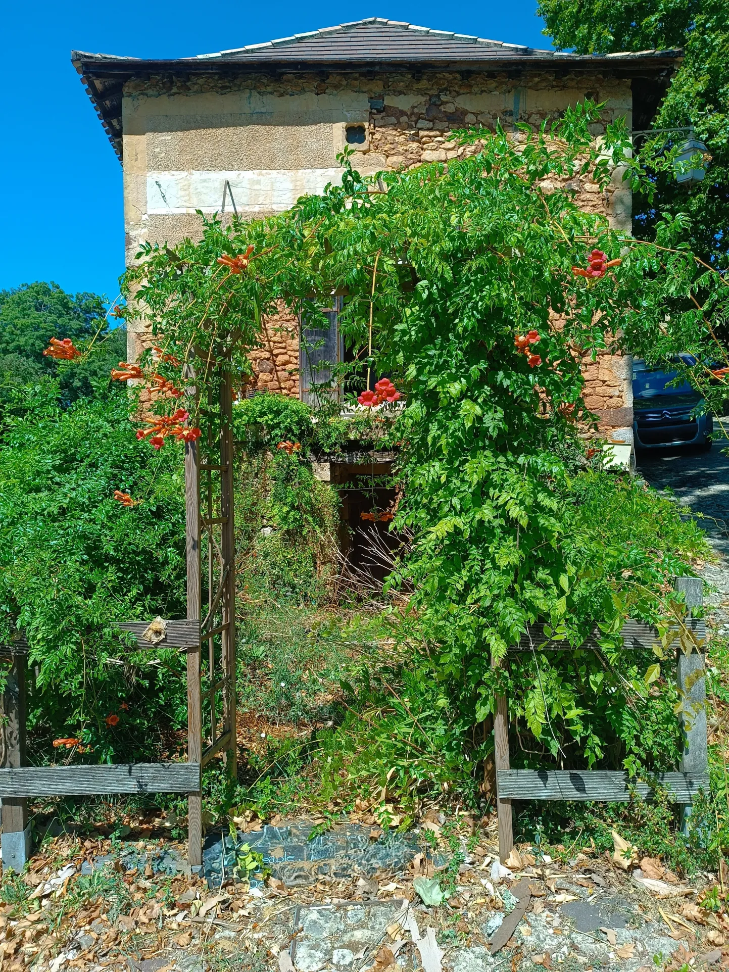 Maison de charme avec jardin, garage et potentiel à Biron dans le Périgord
