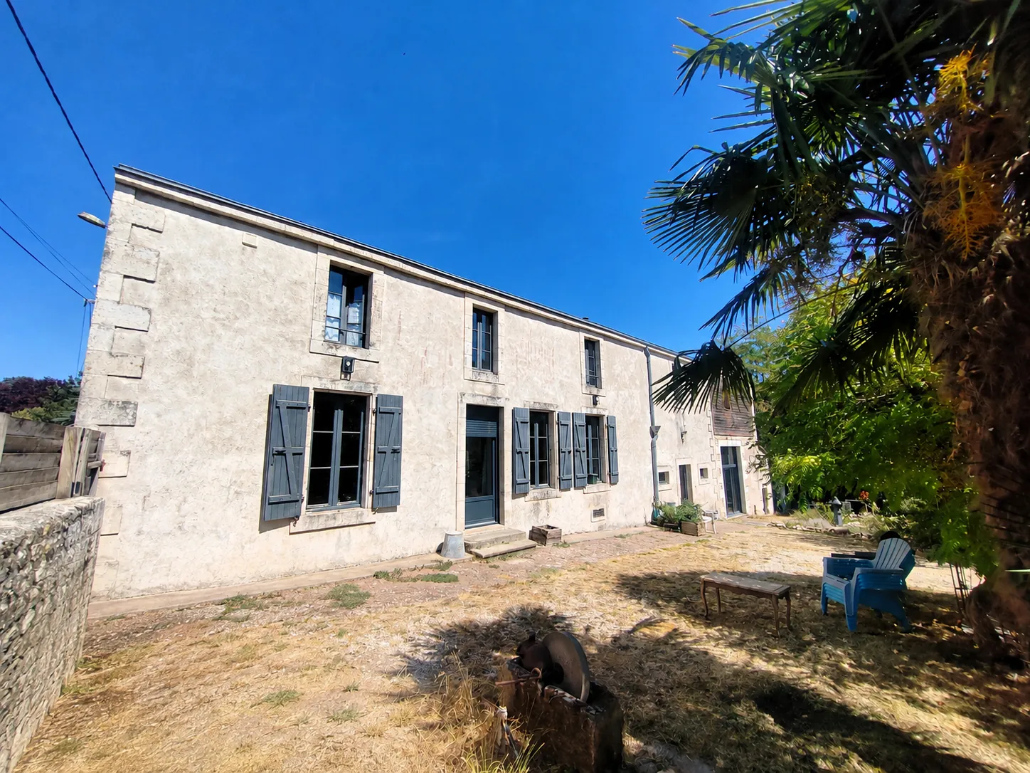 Grande maison longue de 285m² à Coulonges-sur-l'Autize avec terrain et logement indépendant